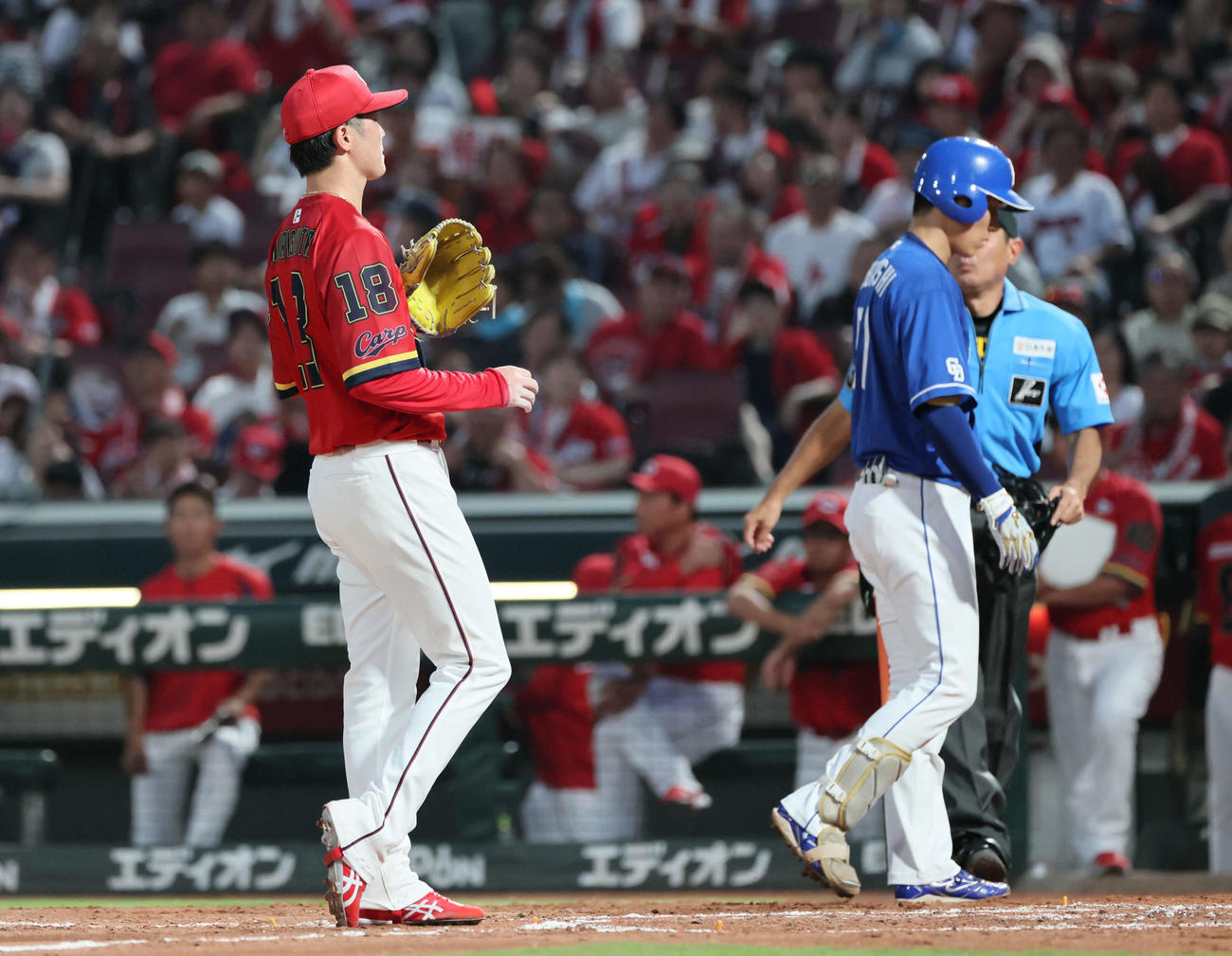 広島対中日　4回表中日2死二。三塁、打者上林の時、ワイルドピッチで1点献上した森下（撮影・加藤孝規）