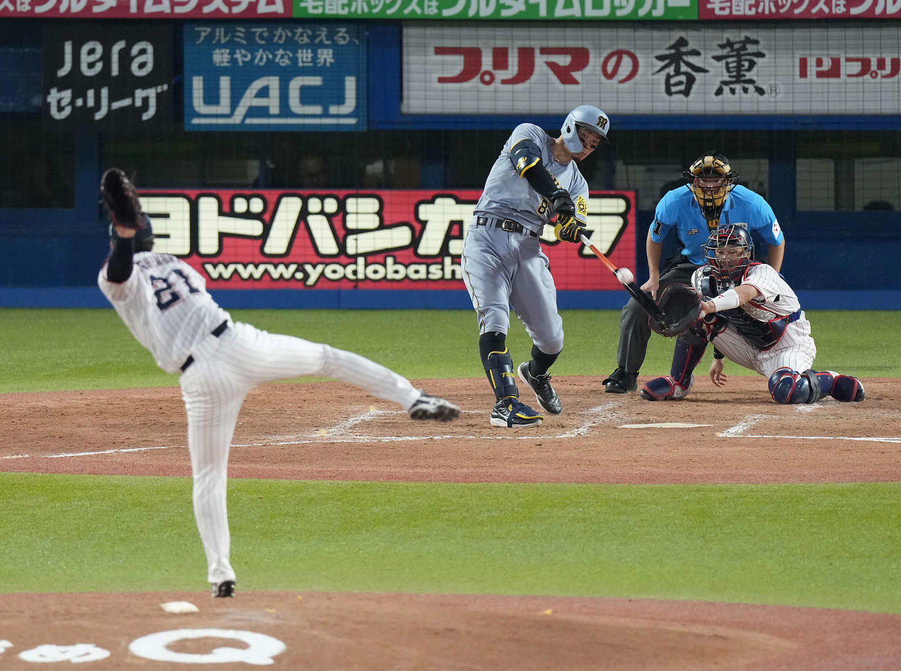 ヤクルト対阪神　4回表阪神無死、右越えにソロ本塁打を放つ佐藤輝。投手吉村（撮影・たえ見朱実）