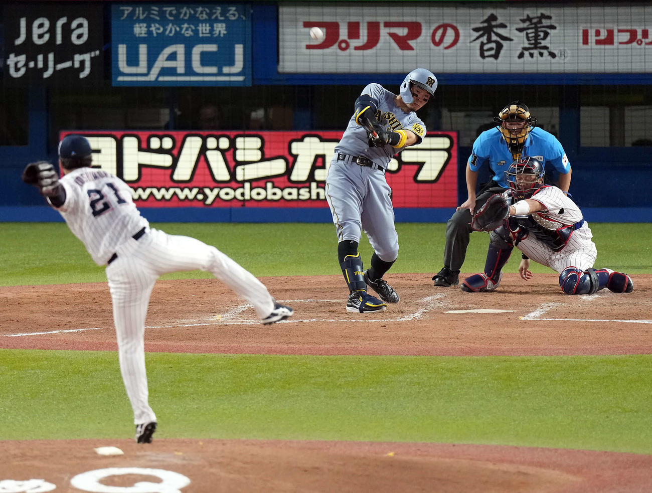 ヤクルト対阪神　4回表阪神無死、右越えにソロ本塁打を放つ佐藤輝。投手吉村（撮影・たえ見朱実）