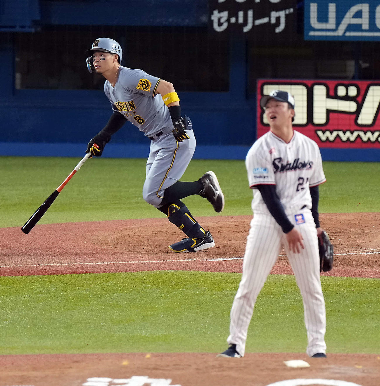 ヤクルト対阪神　4回表阪神無死、右越えにソロ本塁打を放つ佐藤輝。投手吉村（撮影・たえ見朱実）