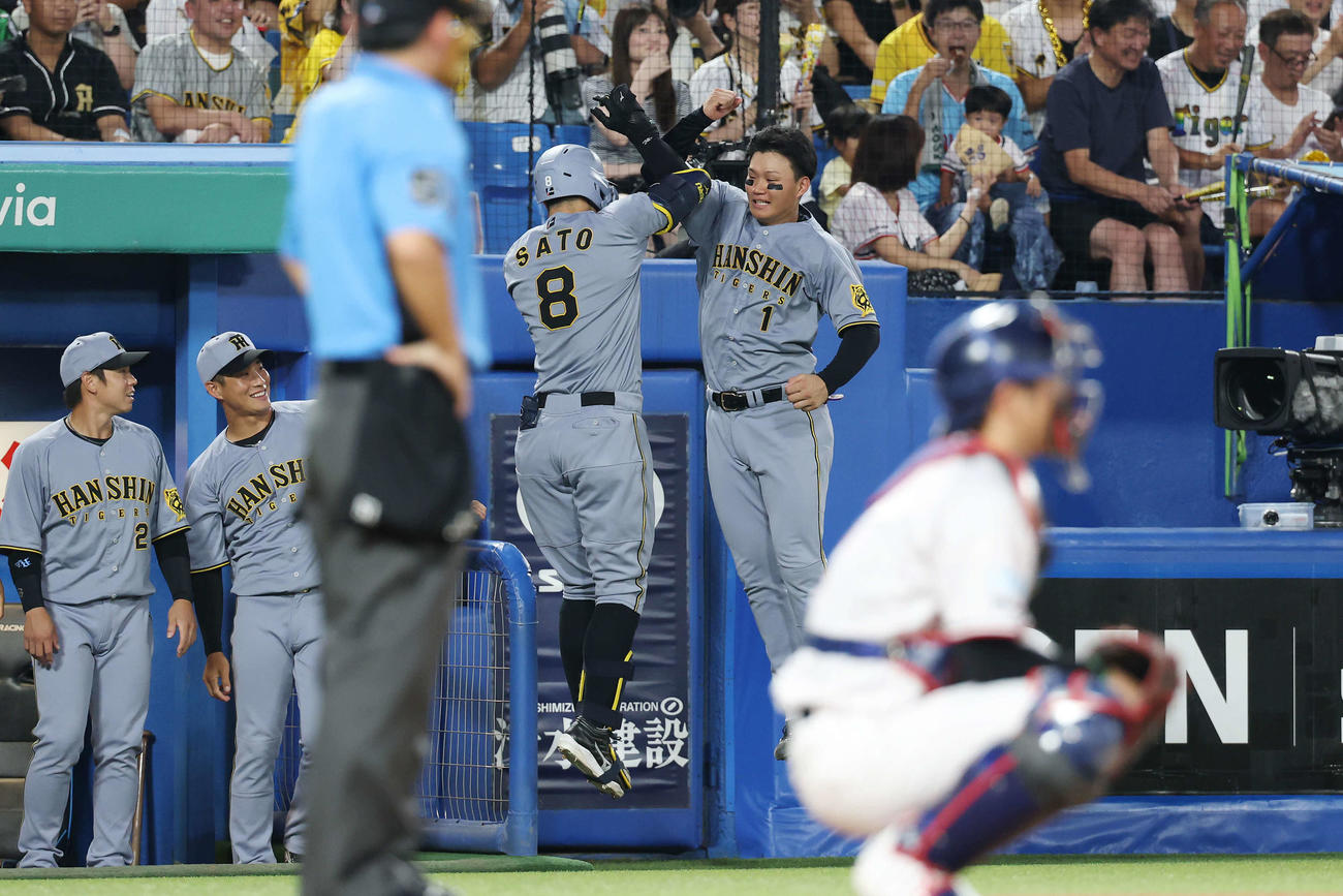 ヤクルト対阪神　4回表阪神無死、右越えソロ本塁打を放ち森下（右）と喜ぶ佐藤輝（撮影・宮地輝）