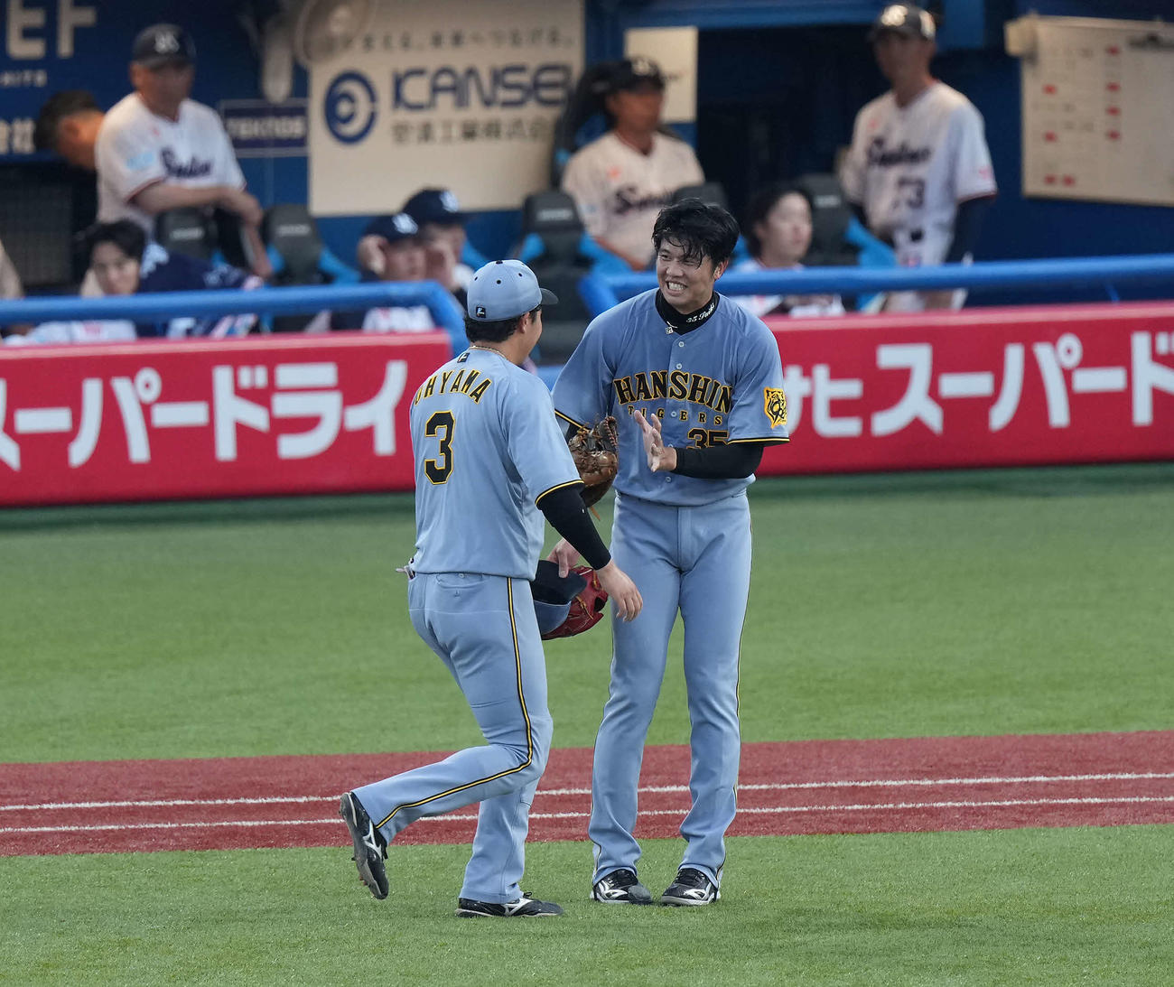 ヤクルト対阪神　1回裏、自らのミスでランナーを出した阪神才木は、一塁手大山に苦笑いを浮かべる（撮影・たえ見朱実）