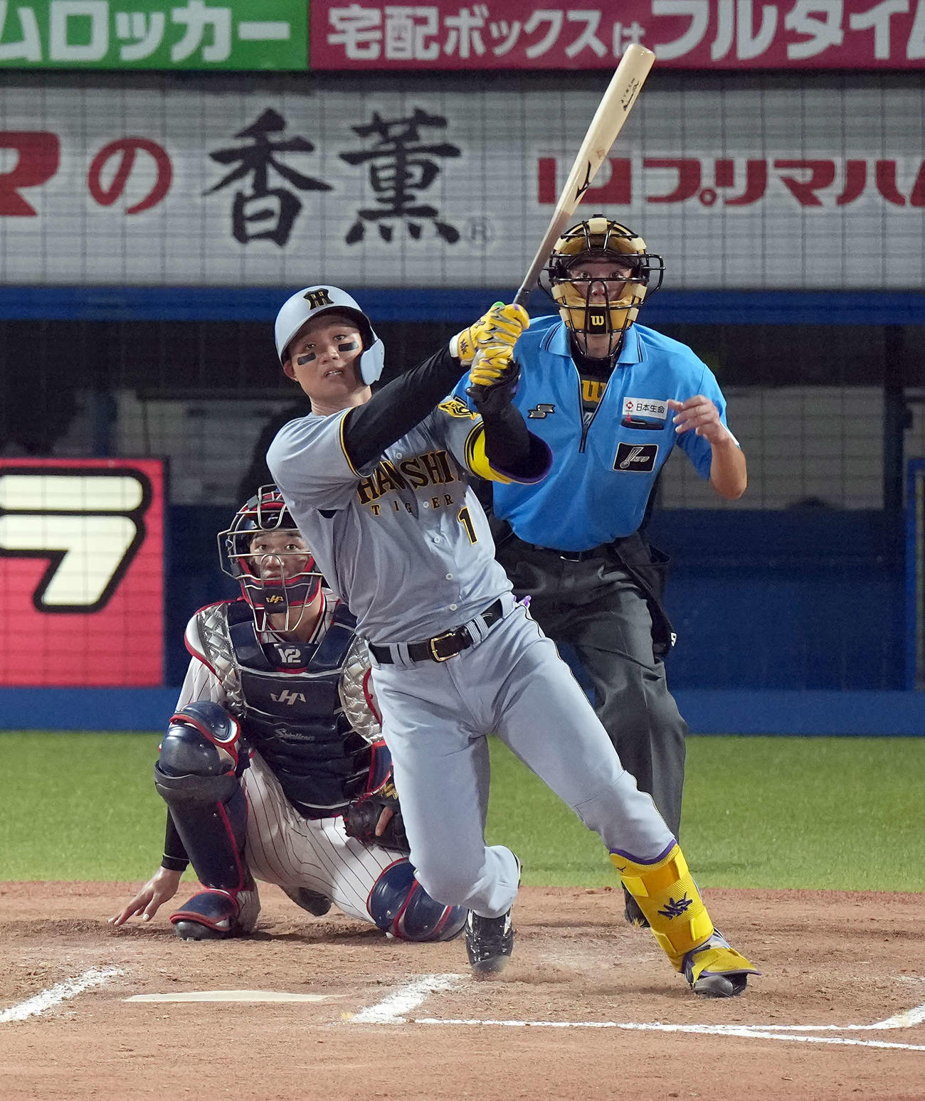 ヤクルト対阪神　8回表阪神1死、中越えフェンス直撃の三塁打を放つ森下（撮影・たえ見朱実）