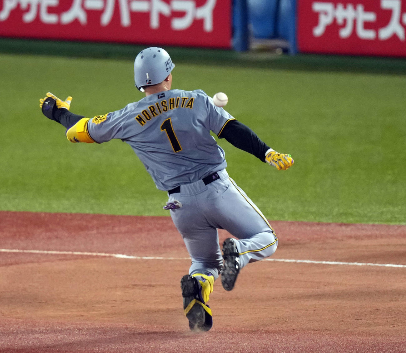 ヤクルト対阪神　8回表阪神1死、中越えフェンス直撃打を放ち三塁へ激走する森下（撮影・たえ見朱実）