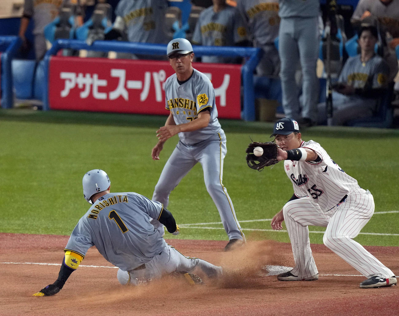 ヤクルト対阪神　8回表阪神1死、中越えフェンス直撃打を放ち三塁へ激走する森下（撮影・たえ見朱実）