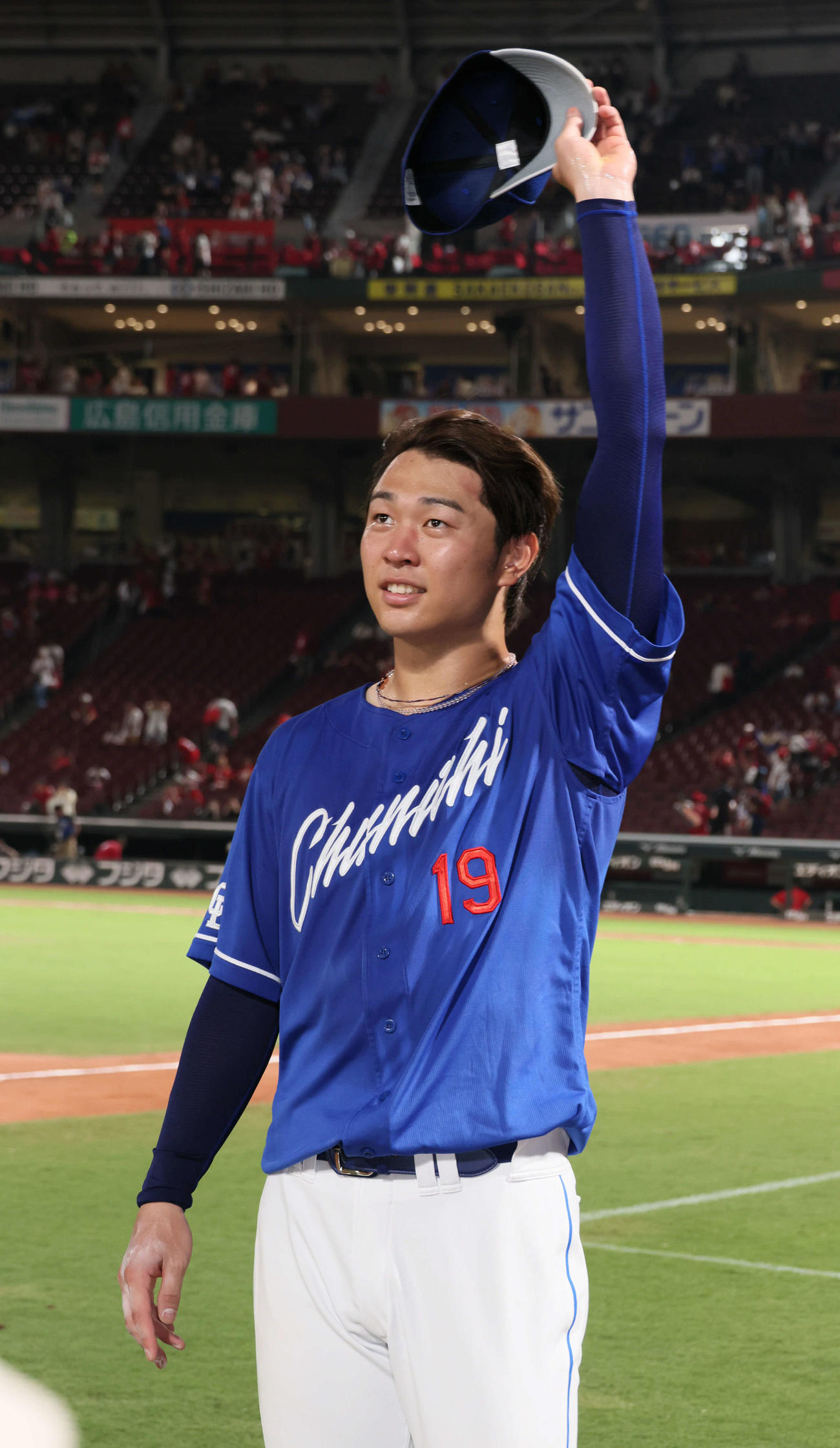 広島対中日　ファンの声援に応える完封勝利の高橋宏（撮影・加藤孝規）