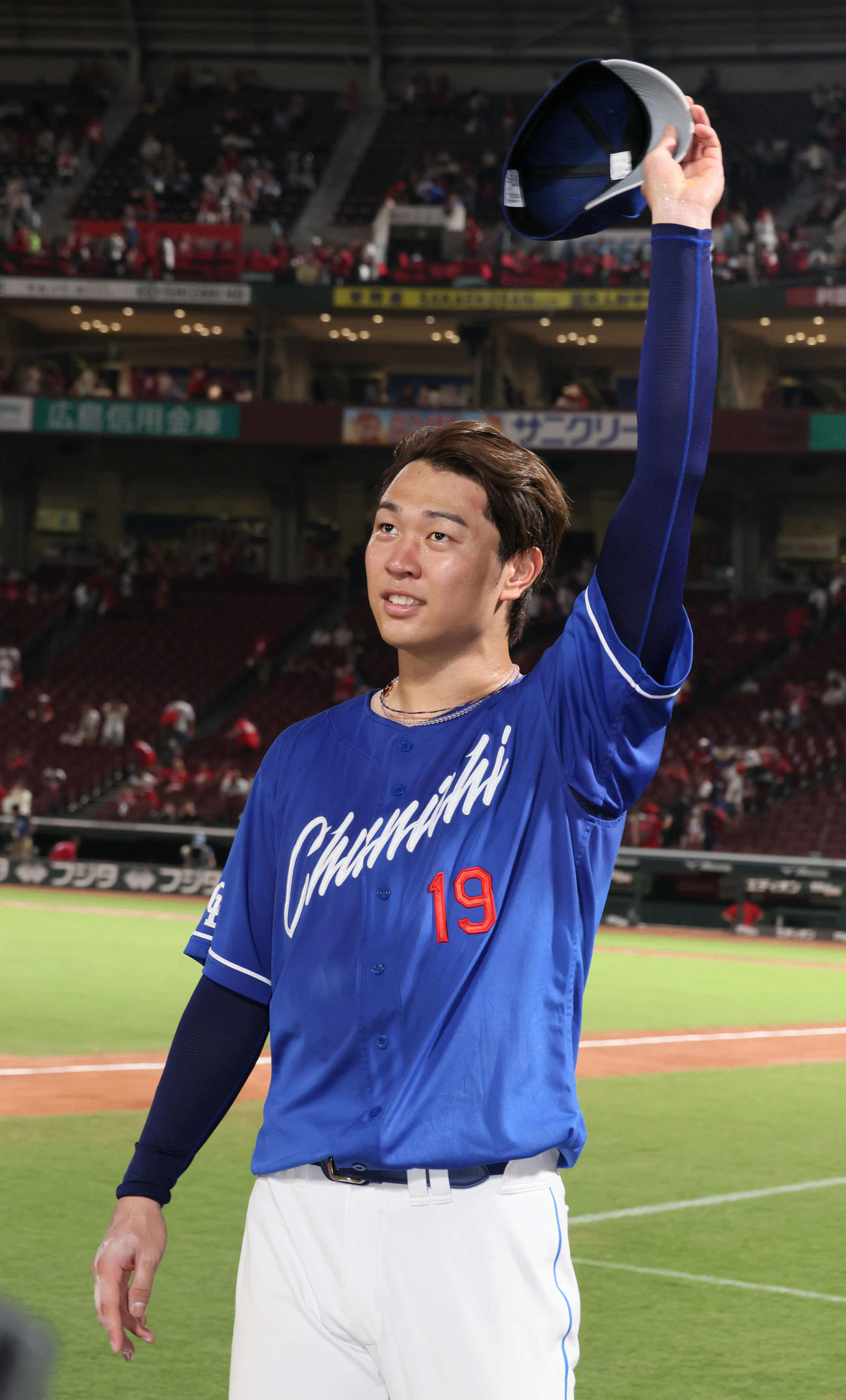広島対中日　ファンの声援に応える完封勝利の高橋宏（撮影・加藤孝規）