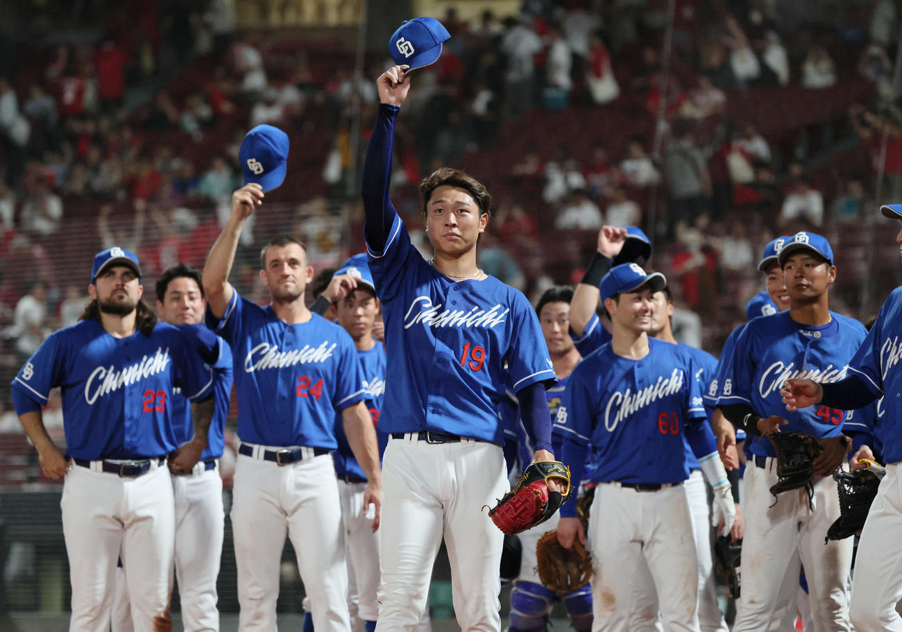 広島対中日　ファンの声援に応える完封勝利の高橋宏（中央）とチームメート（撮影・加藤孝規）
