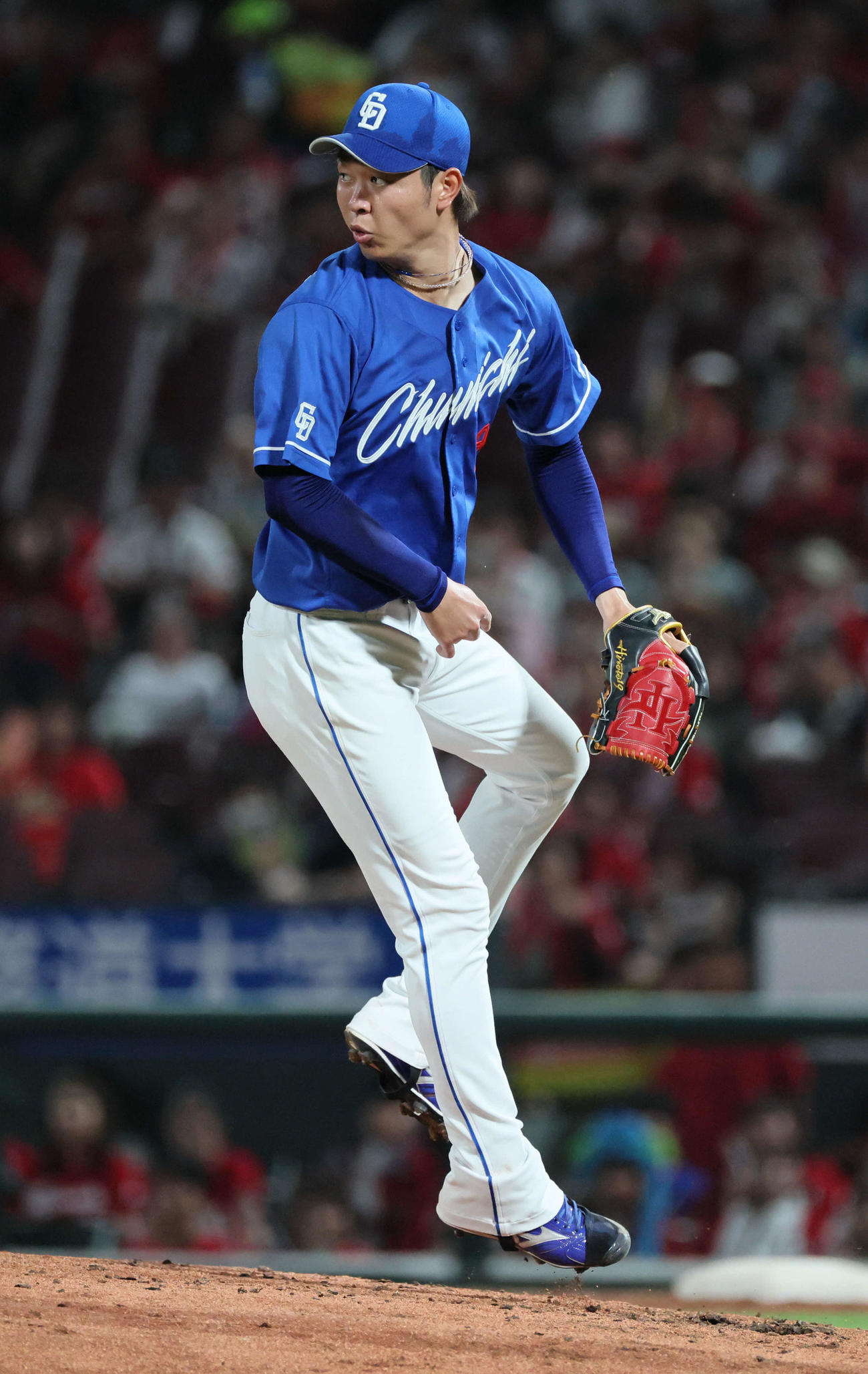 広島対中日　5回裏広島1死、坂倉の打球をよける高橋宏（撮影・加藤孝規）