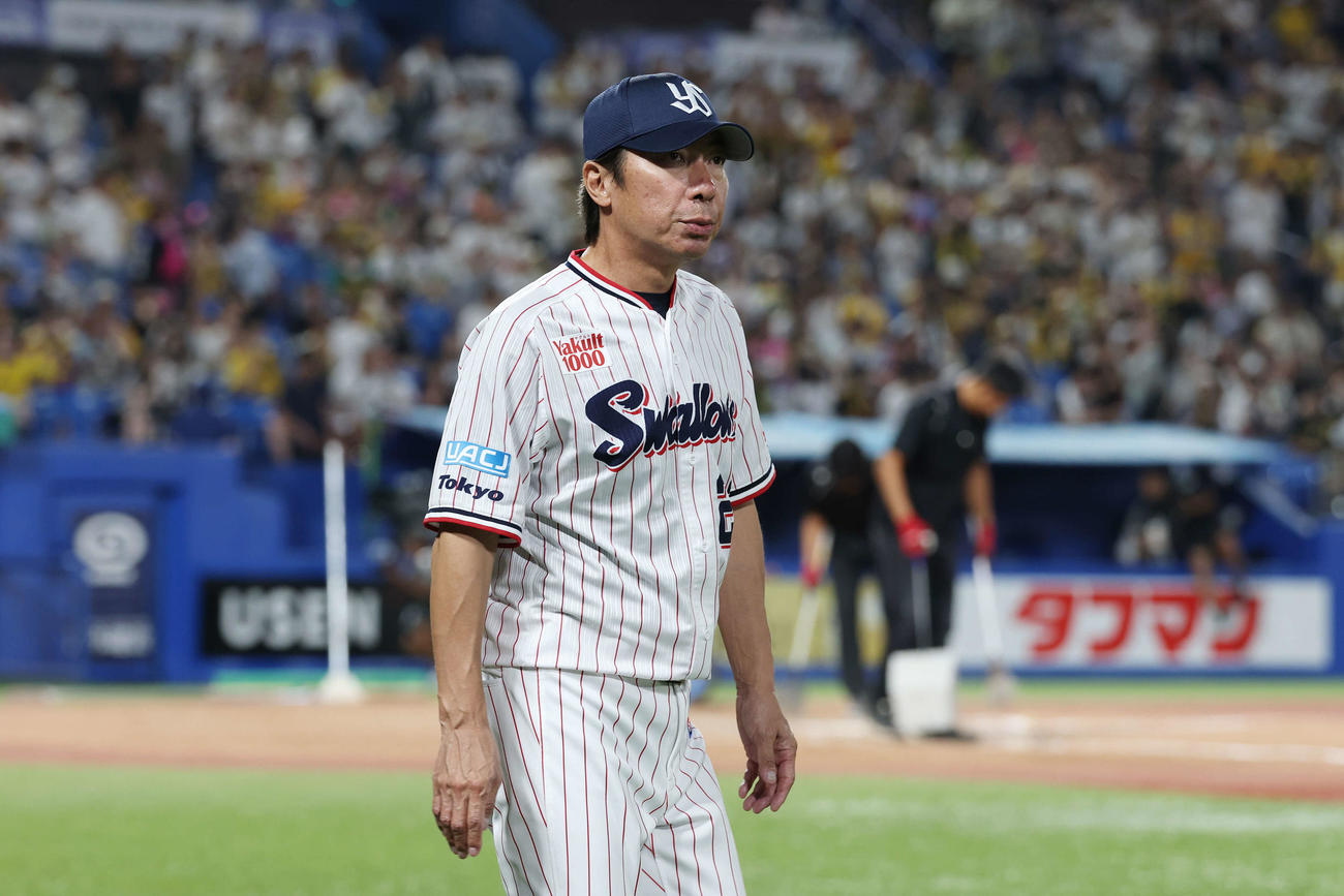 ヤクルト対阪神　敗れて厳しい表情で引き揚げるヤクルト高津監督（撮影・宮地輝）