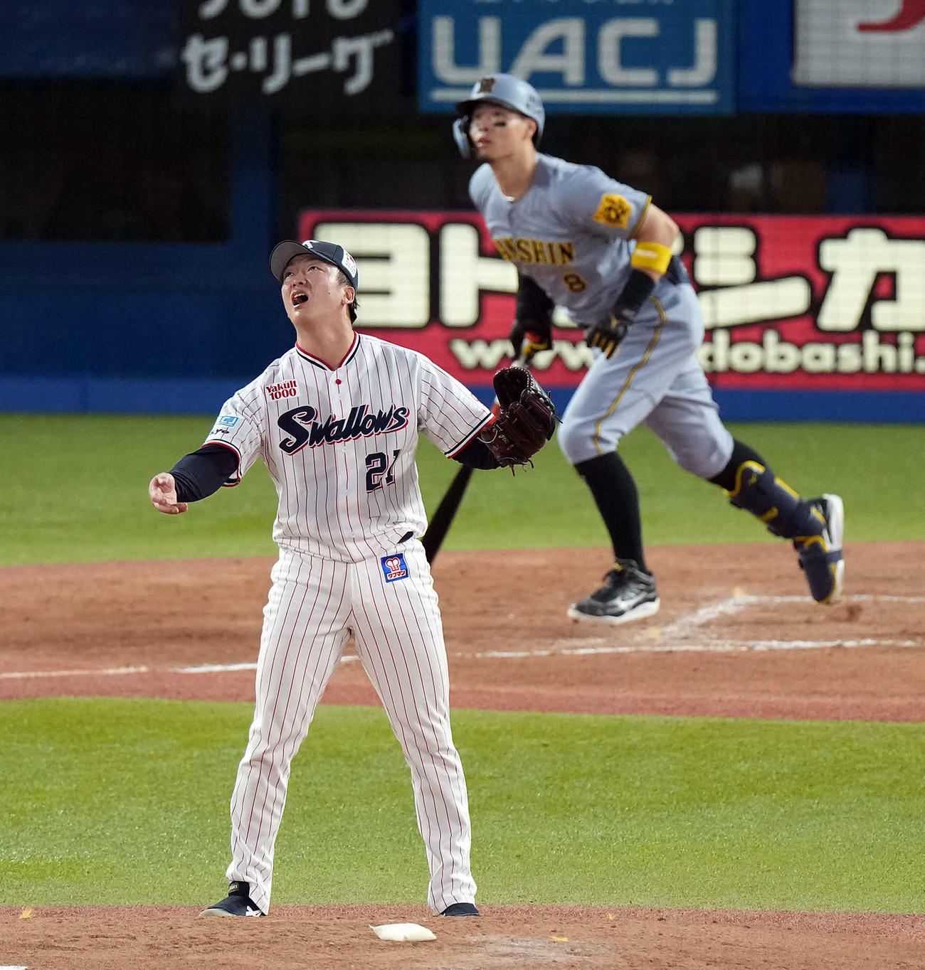 ヤクルト対阪神　4回表阪神無死、佐藤輝にソロ本塁打を浴びる吉村（撮影・たえ見朱実）