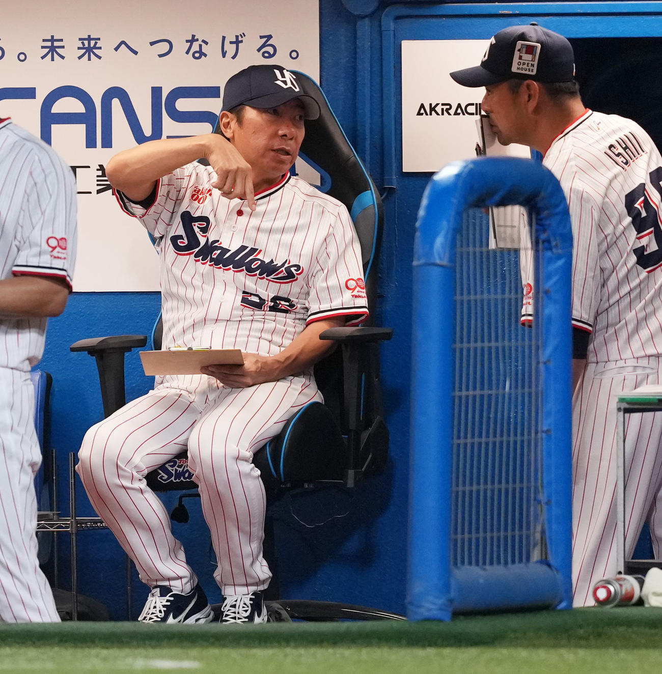 ヤクルト対阪神　ベンチで話すヤクルト高津監督（左）（撮影・清水貴仁）