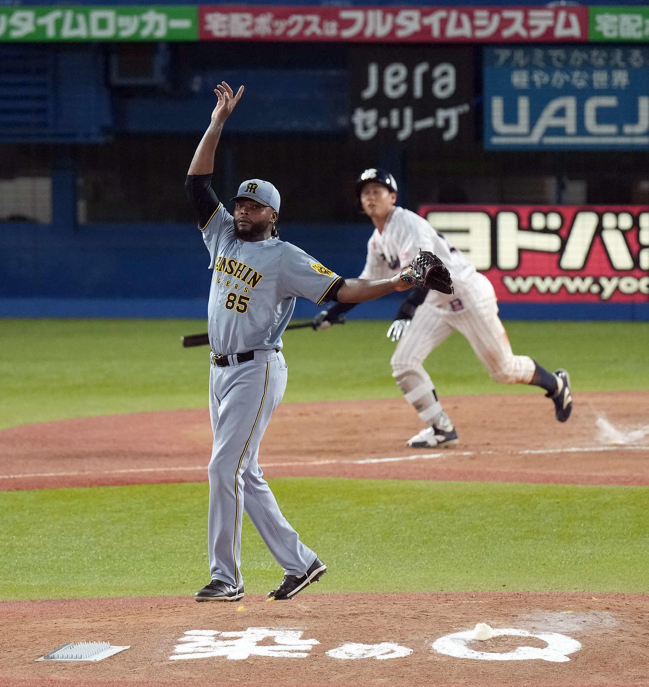 ヤクルト対阪神　8回裏阪神2死、岩田を中飛に仕留めるドリス（撮影・たえ見朱実）