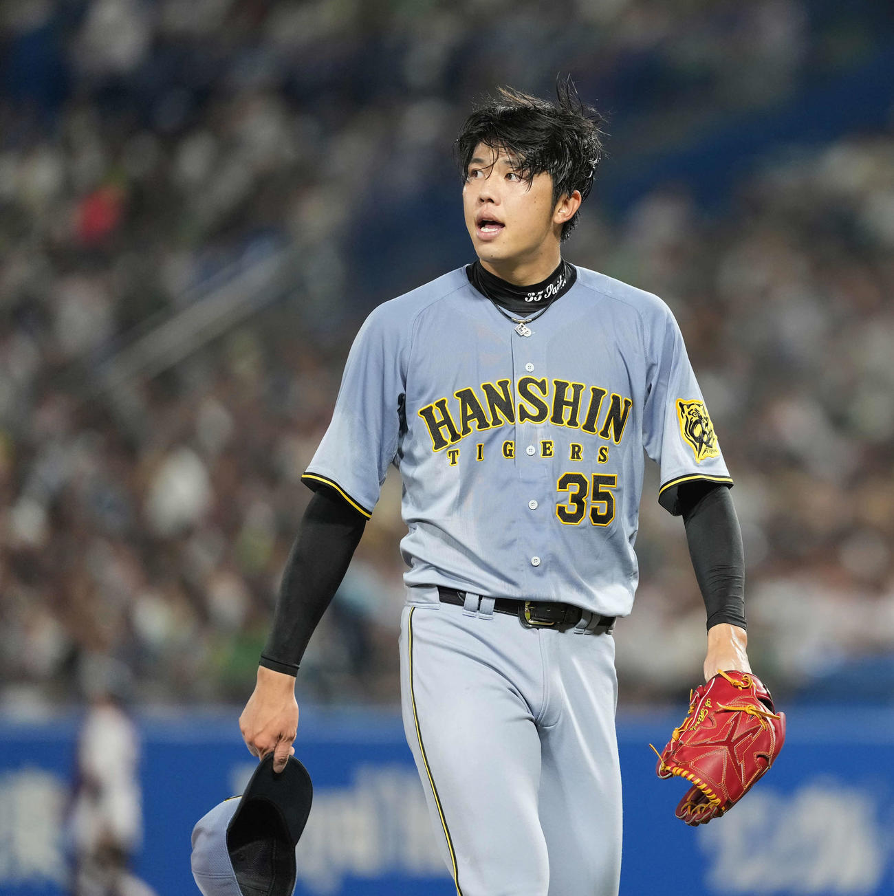 ヤクルト対阪神　6回を投げ終えベンチに戻る神才木（撮影・清水貴仁）