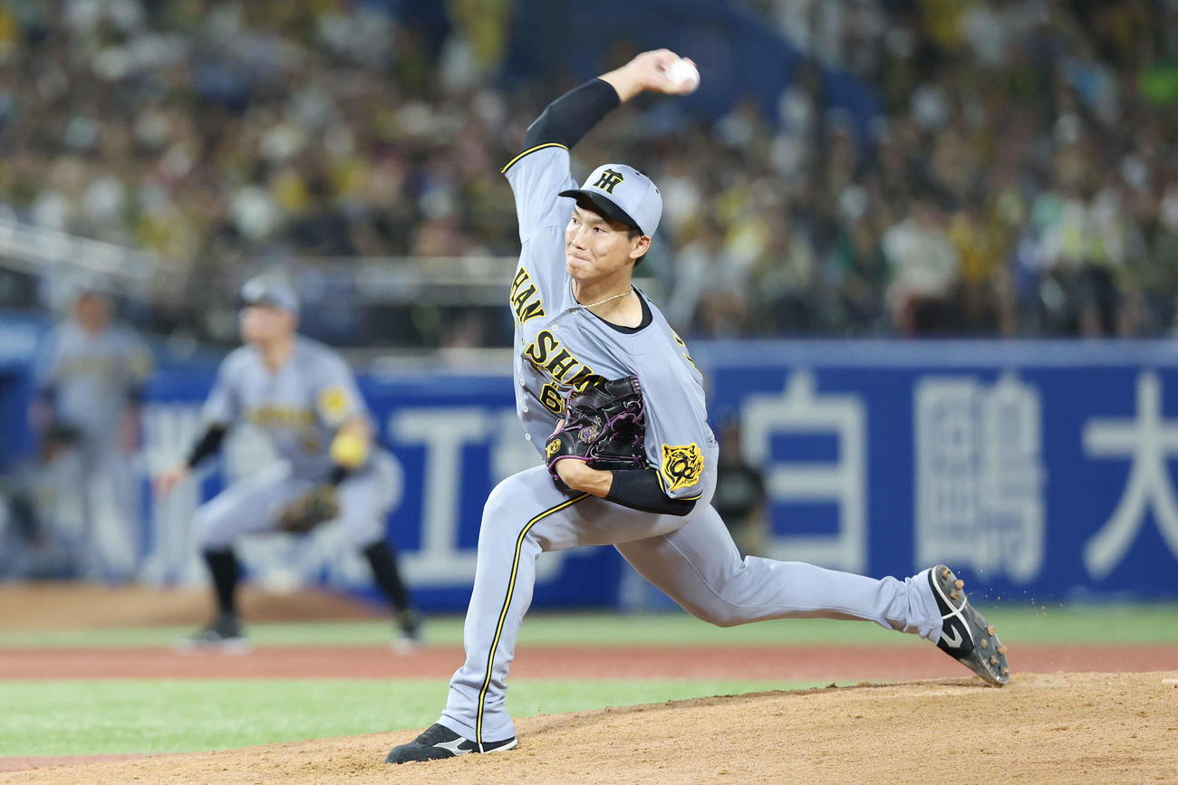 ヤクルト対阪神　阪神2番手の湯浅（撮影・宮地輝）