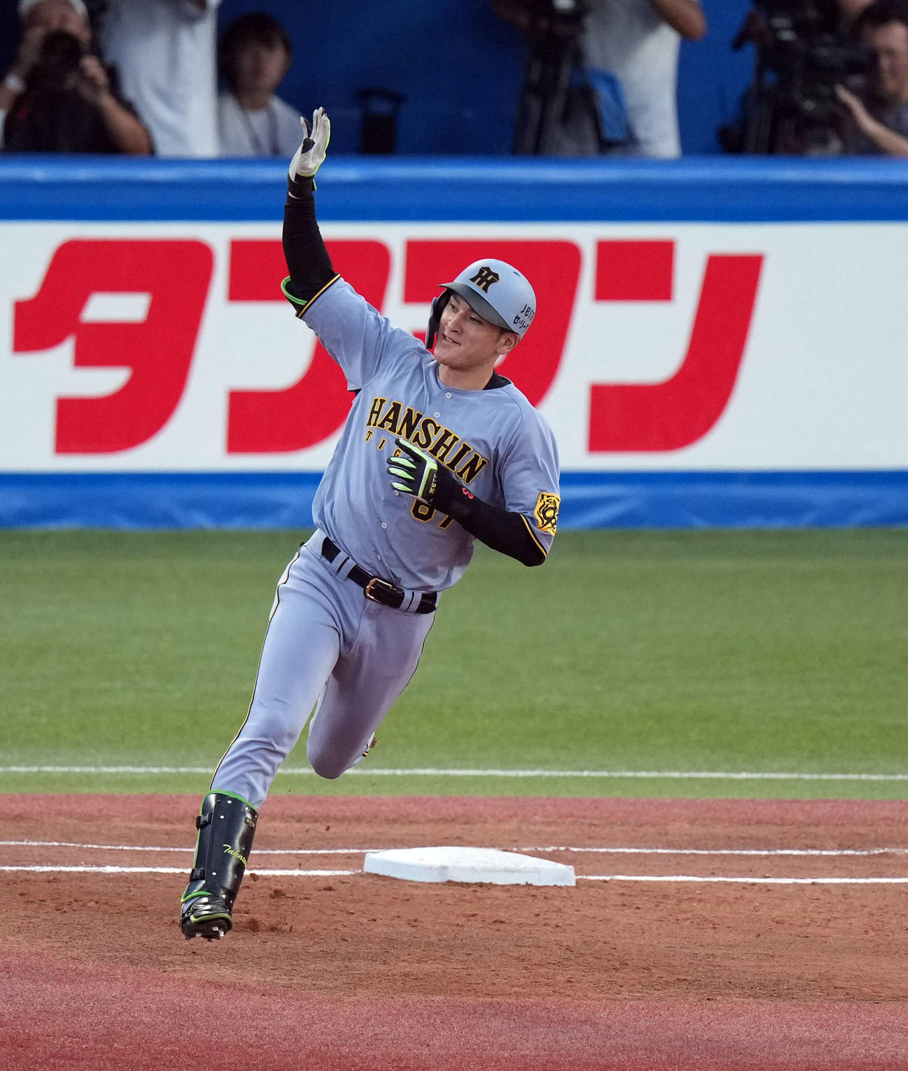 ヤクルト対阪神　2回表阪神2死、右越えにソロ本塁打を放ちポーズを決める高寺（撮影・たえ見朱実）