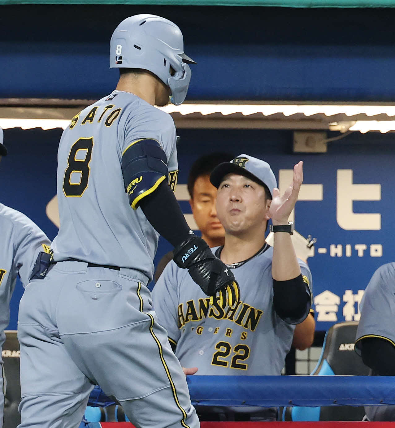 ヤクルト対阪神　4回表阪神無死、右越えソロ本塁打を放った佐藤輝（左）を迎える藤川監督（撮影・宮地輝）