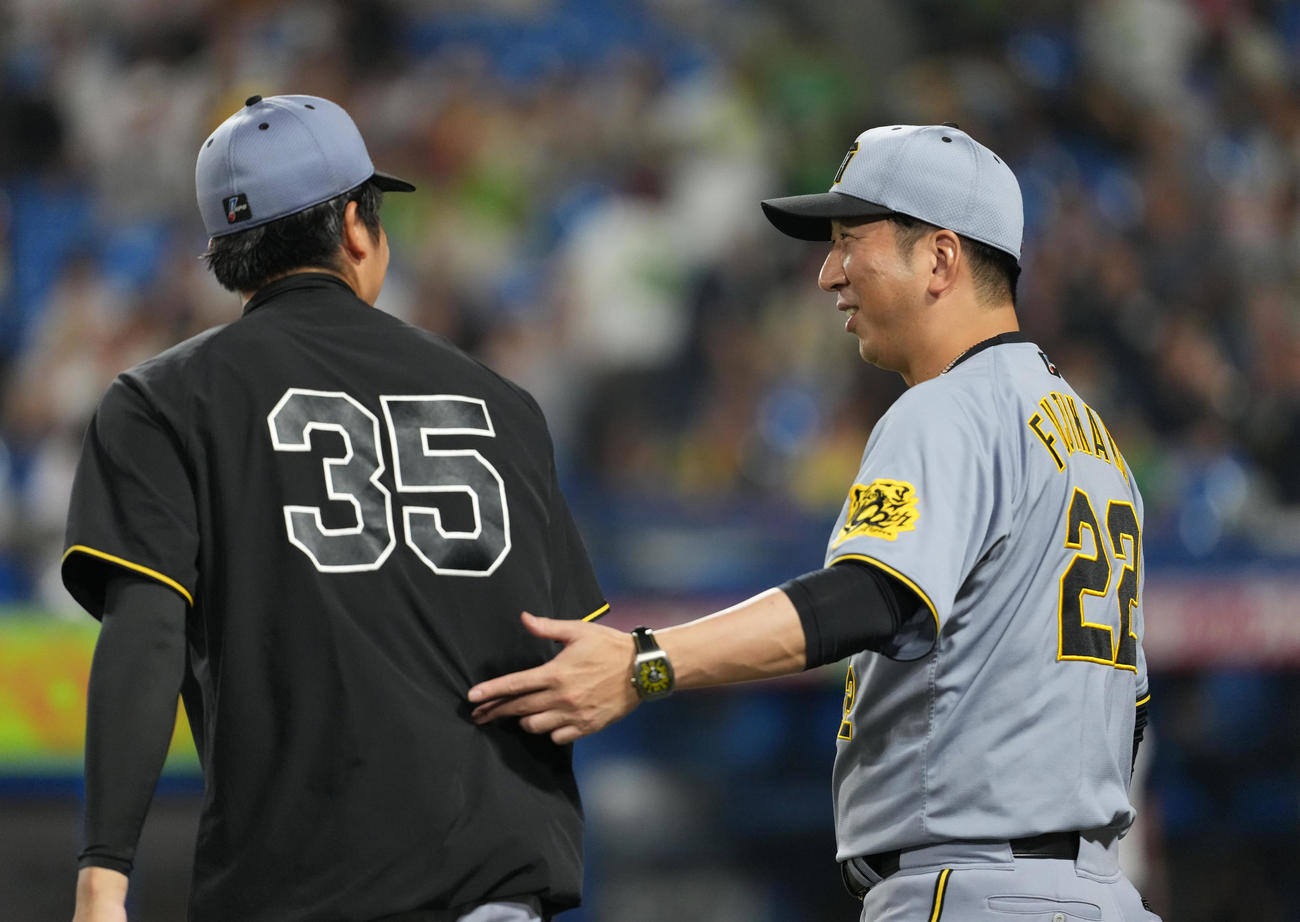 ヤクルト対阪神　快勝し勝利投手の才木（左）に声をかける阪神藤川監督（撮影・清水貴仁）