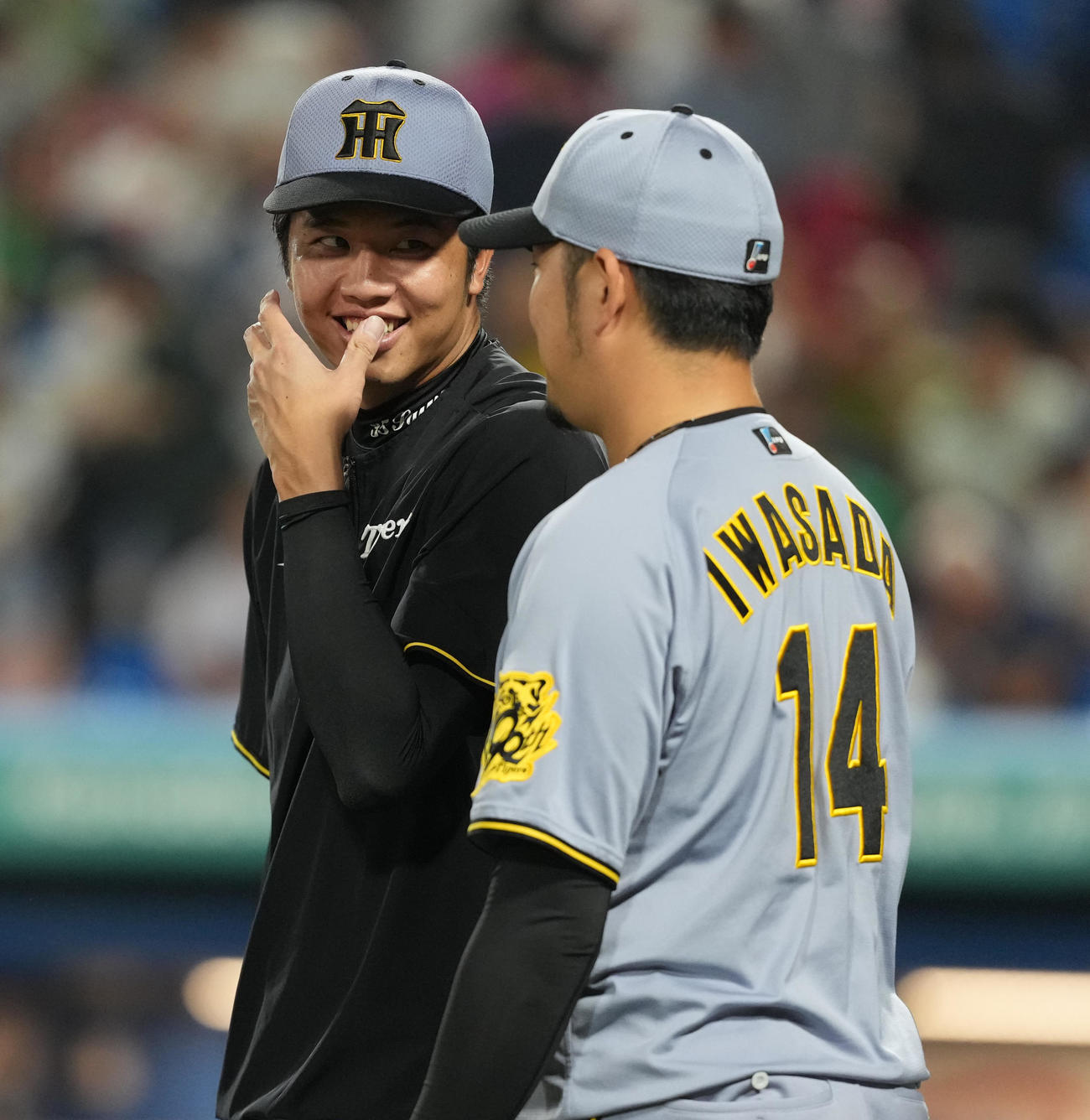 ヤクルト対阪神　勝利投手となり笑顔をみせる才木（左）（撮影・清水貴仁）
