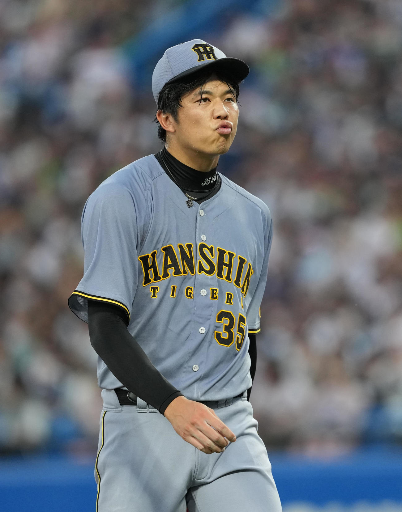 ヤクルト対阪神　2回裏を終え口をとがらせながらベンチに戻る阪神才木（撮影・清水貴仁）