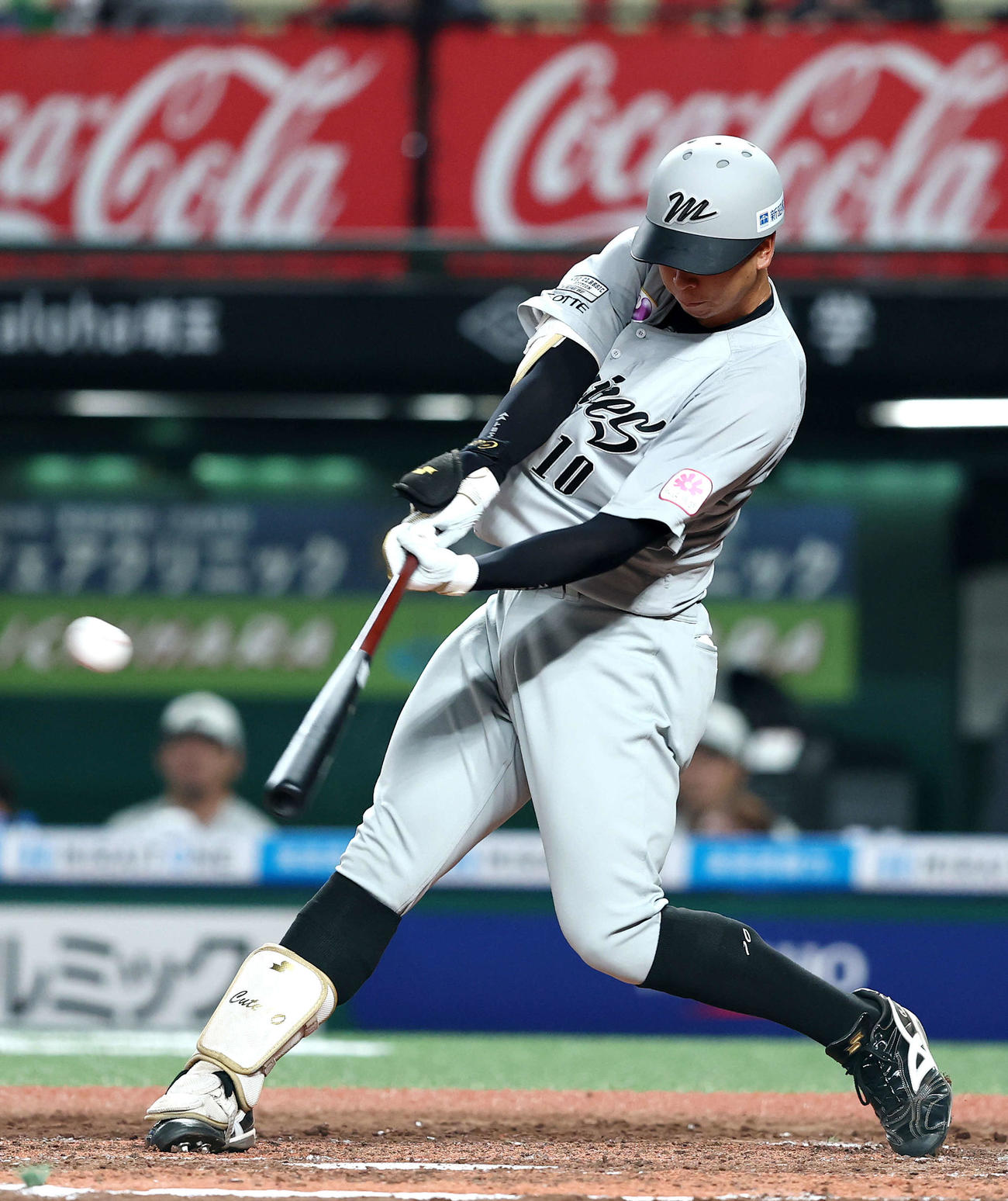 西武対ロッテ　4回表ロッテ1死一塁、右中間逆転2点本塁打を放つ上田（撮影・河田真司）