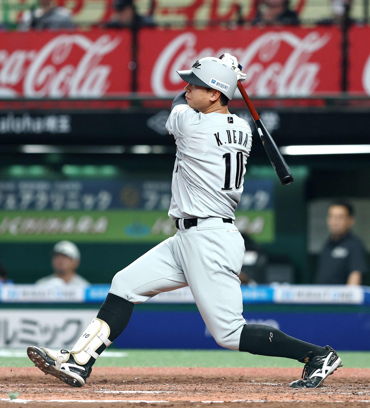 西武対ロッテ　4回表ロッテ1死一塁、右中間逆転2点本塁打を放つ上田（撮影・河田真司）