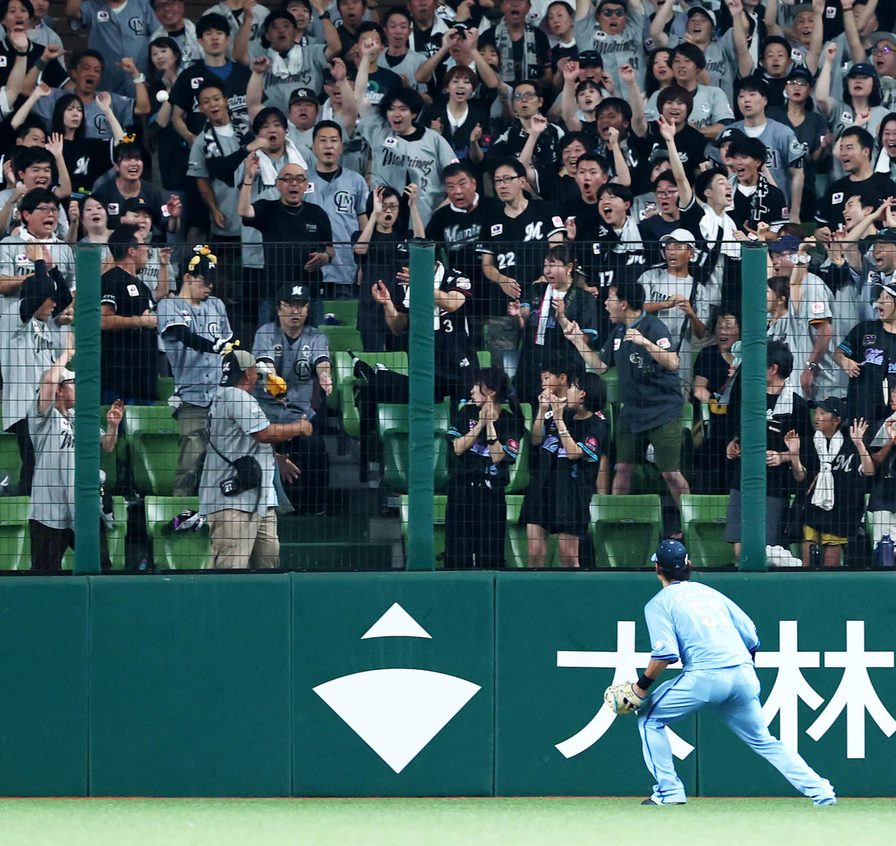 西武対ロッテ　4回表ロッテ1死一塁、上田の右中間逆転2点本塁打となる打球（撮影・河田真司）