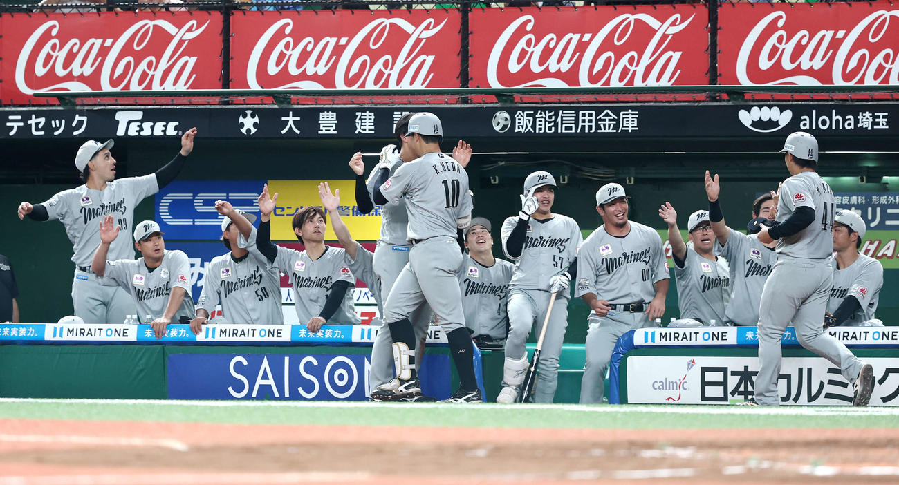 西武対ロッテ　4回表ロッテ1死一塁、右中間逆転2点本塁打で生還する上田（中央）を笑顔で迎えるチームメート（撮影・河田真司）