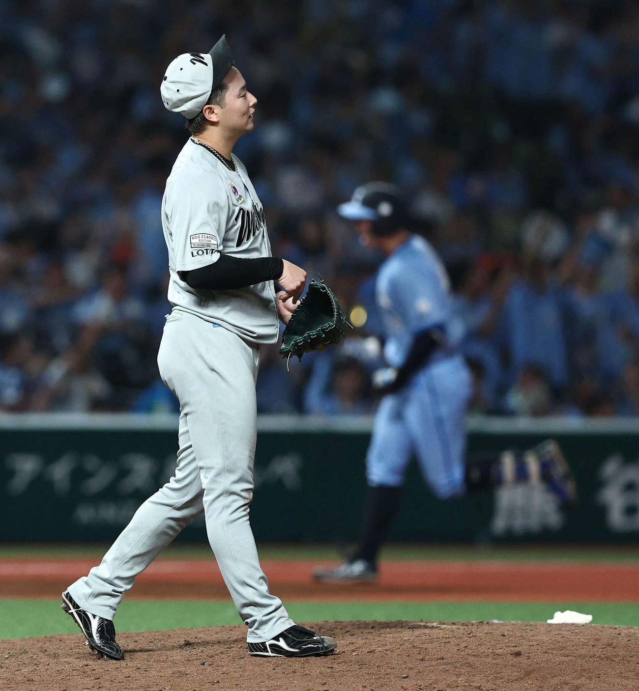 西武対ロッテ　延長10回裏西武1死、村田に左越え同点ソロ本塁打を浴びる横山（撮影・河田真司）