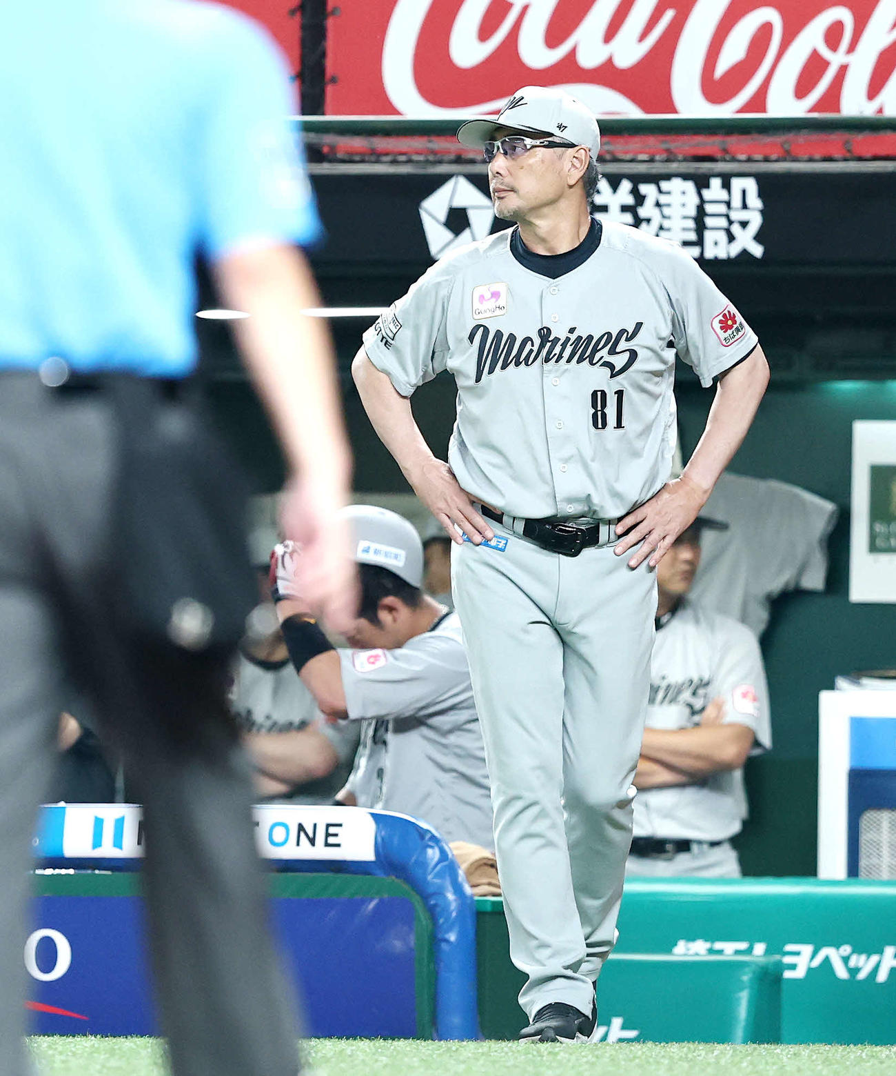 西武対ロッテ　延長12回表を終え、選手交代を告げる吉井監督（撮影・河田真司）
