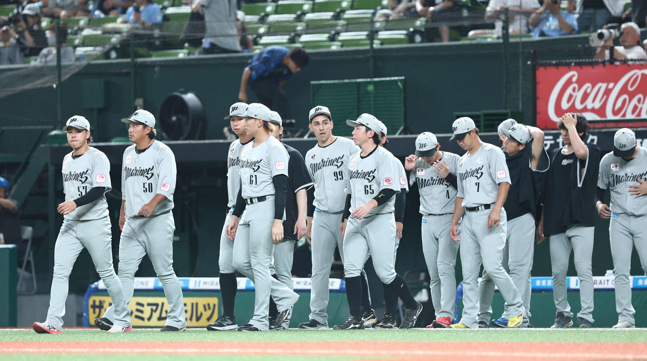 西武対ロッテ　西武と引き分け、整列に向かうロッテナイン（撮影・河田真司）