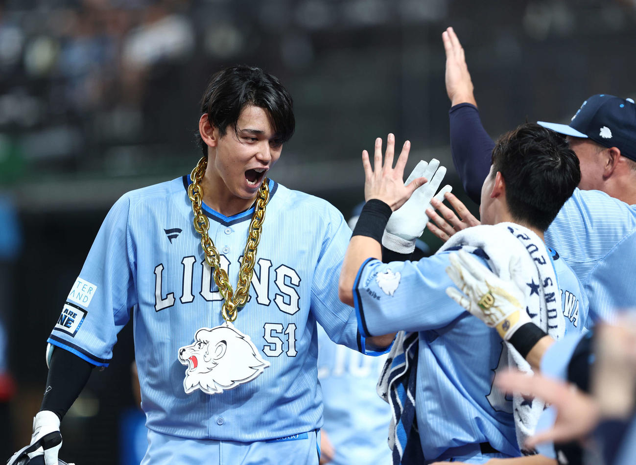西武対ロッテ　3回裏西武無死、右越えソロ本塁打で生還し、チームメートに迎えられる西川（撮影・河田真司）