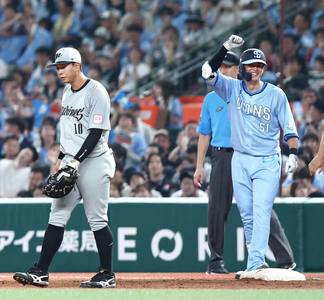 西武対ロッテ　7回裏西武2死一塁、左前適時打を放ち出塁する西川。左は一塁手上田（撮影・河田真司）