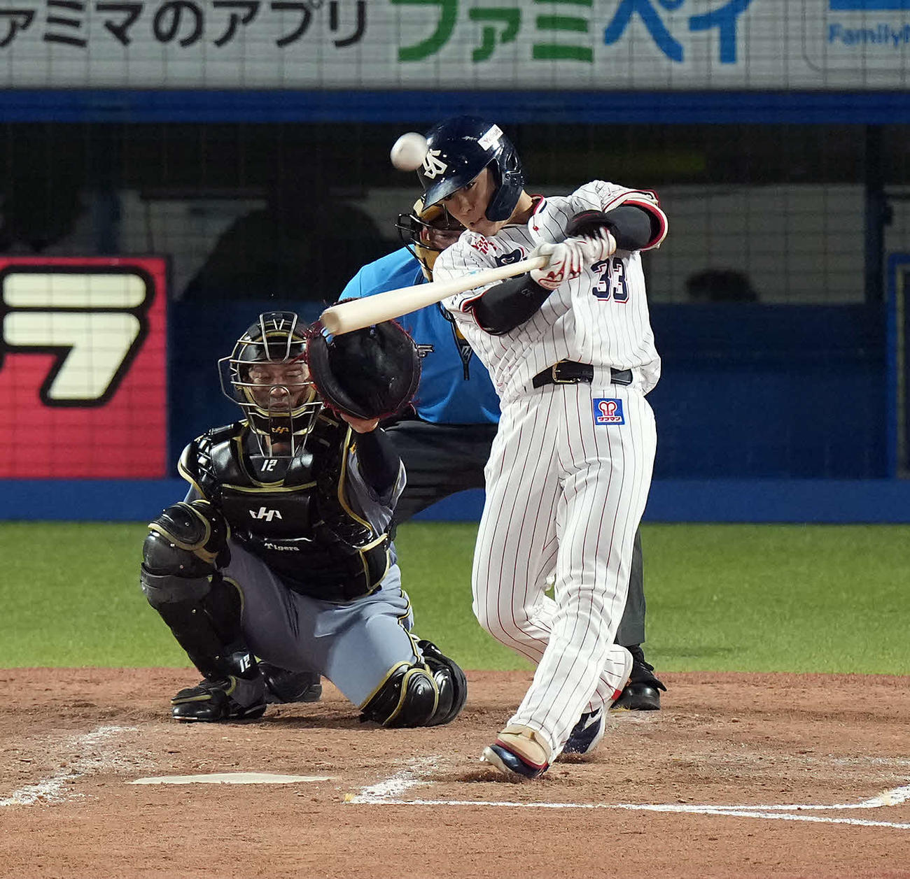 ヤクルト対阪神　4回裏ヤクルト無死、左越えにソロ本塁打を放つ内山（撮影・たえ見朱実）