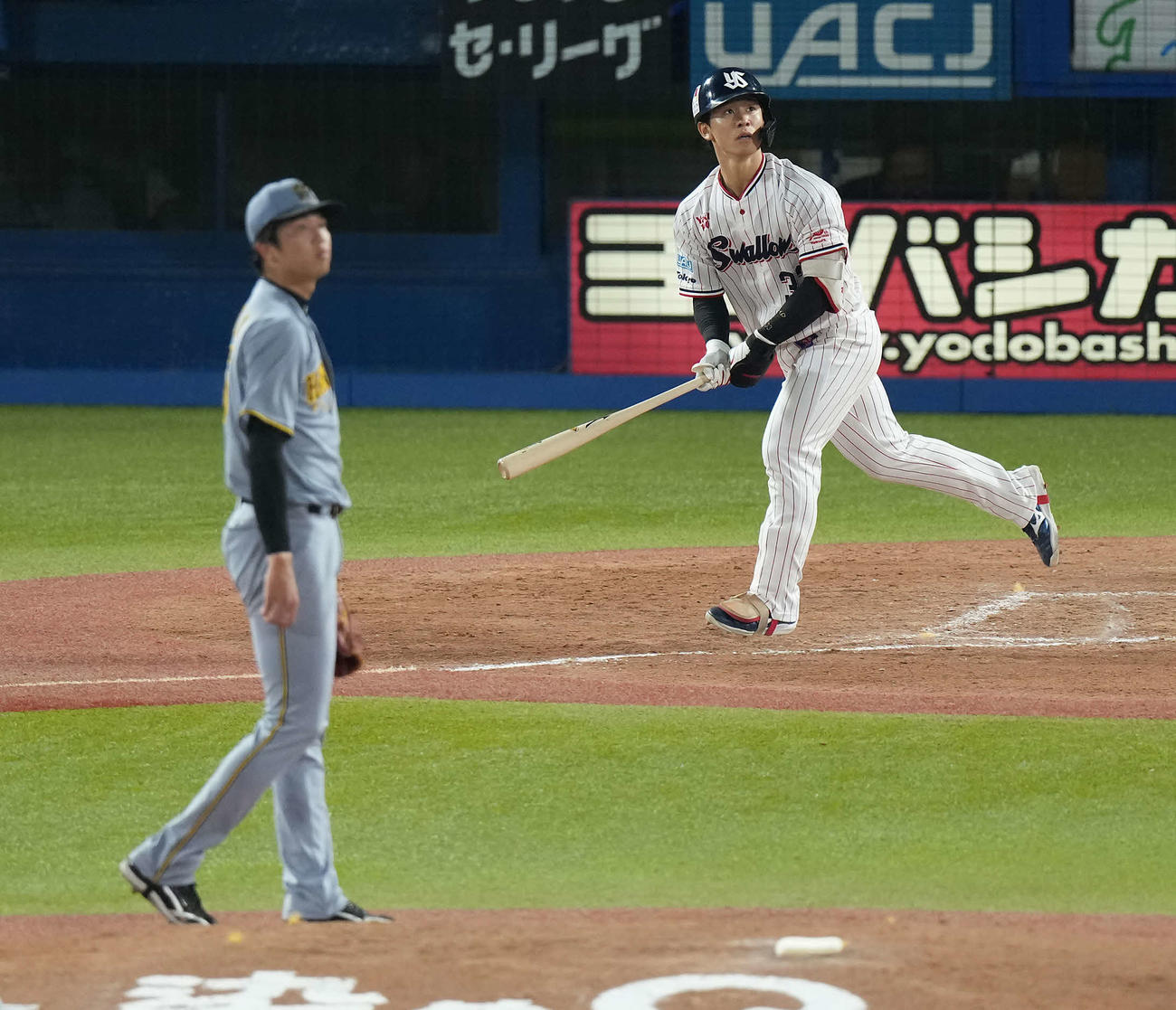 ヤクルト対阪神　4回裏ヤクルト無死、左越えにソロ本塁打を放った内山。投手才木（撮影・たえ見朱実）