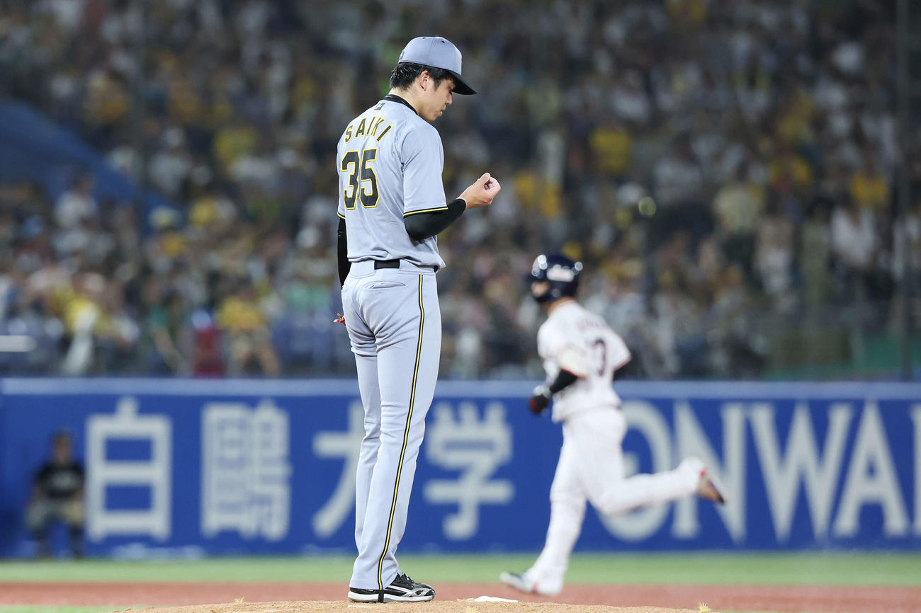 ヤクルト対阪神　4回裏ヤクルト無死、内山に左越えソロ本塁打を浴びる才木（撮影・宮地輝）