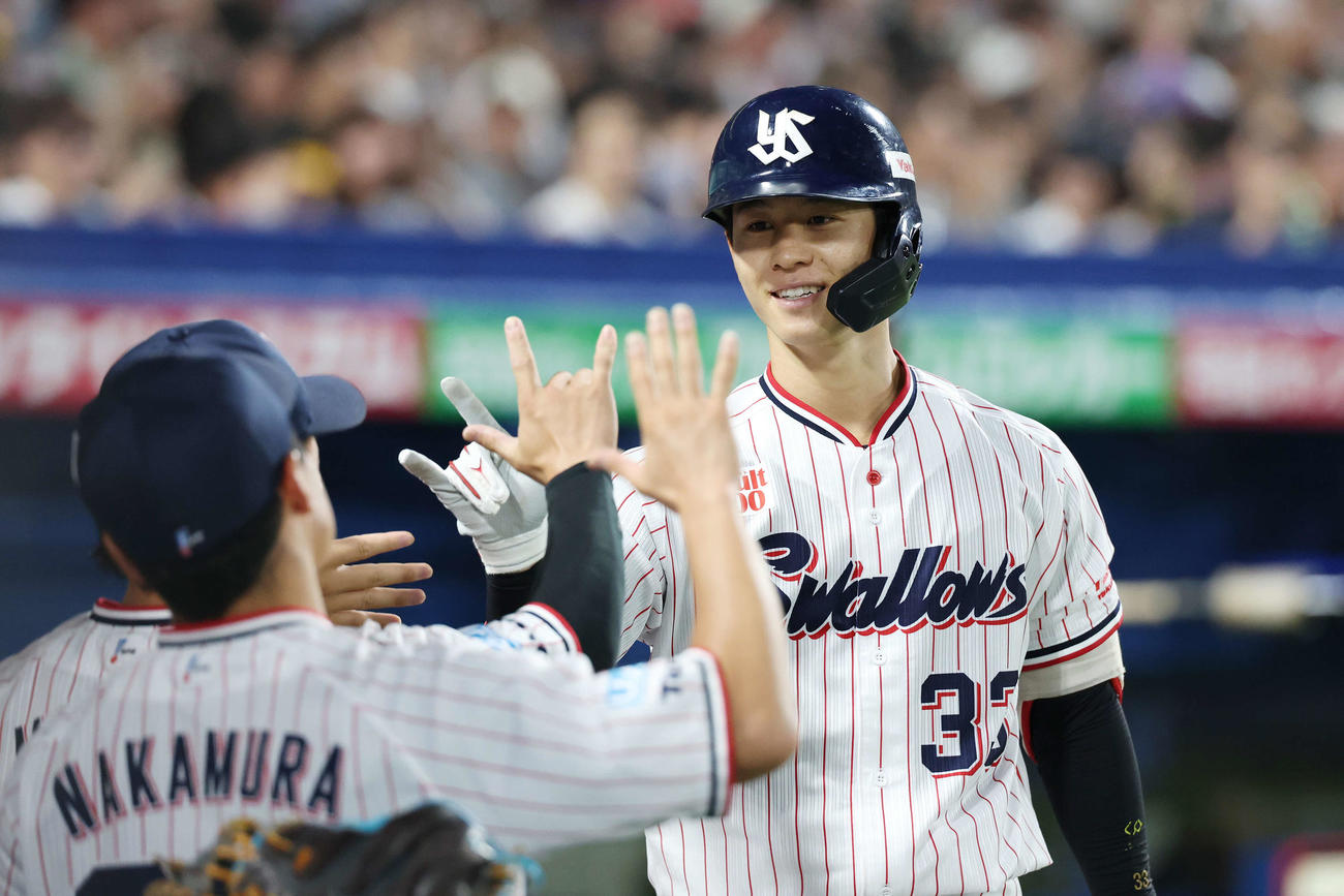 ヤクルト対阪神　4回裏ヤクルト無死、左越えソロ本塁打を放ちチームメートと喜ぶ内山（撮影・宮地輝）