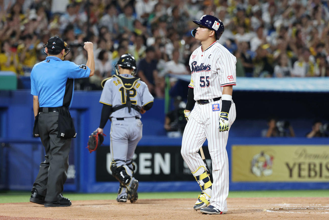 ヤクルト対阪神　6回裏ヤクルト2死三塁、空振り三振に倒れる村上（撮影・宮地輝）