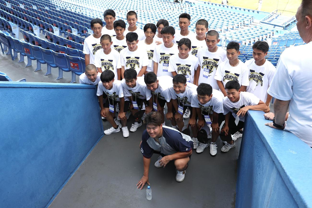 ヤクルト対阪神　試合前、熊本東リトルシニアの後輩たちと記念撮影するヤクルト村上（撮影・宮地輝）