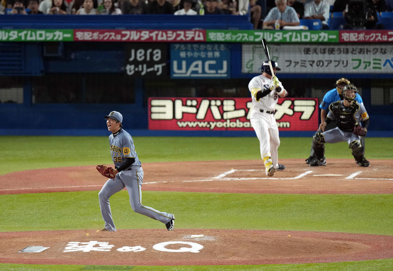 ヤクルト対阪神　6回裏ヤクルト2死三塁、村上を空振り三振に仕留めほえる才木（撮影・たえ見朱実）