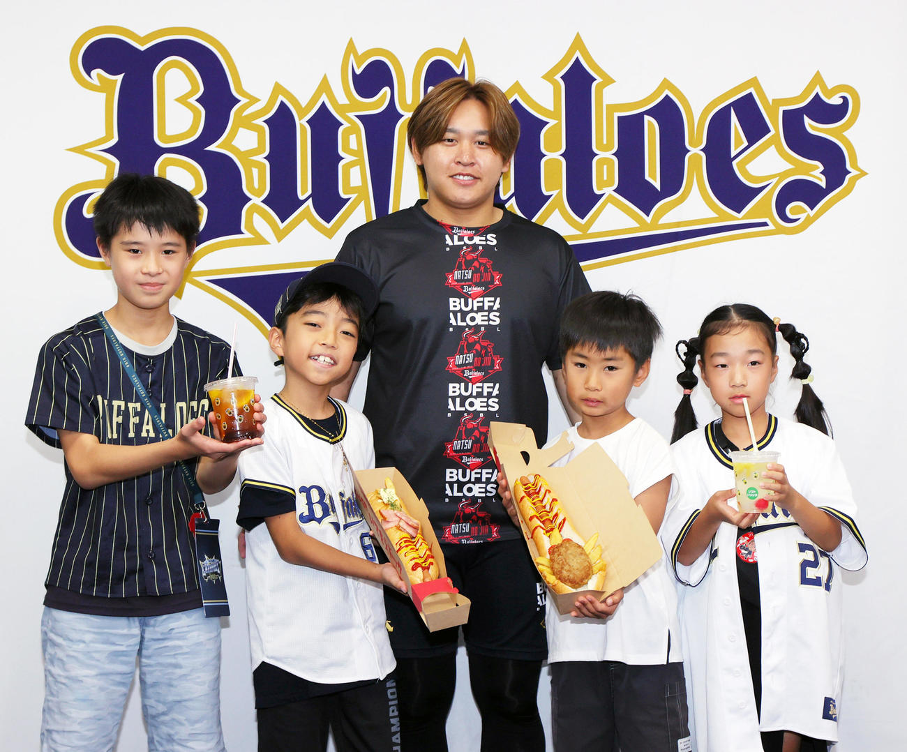 「オリっこごはん」の新メニューを考案したオリっこと記念撮影する宮城（撮影・上山淳一）
