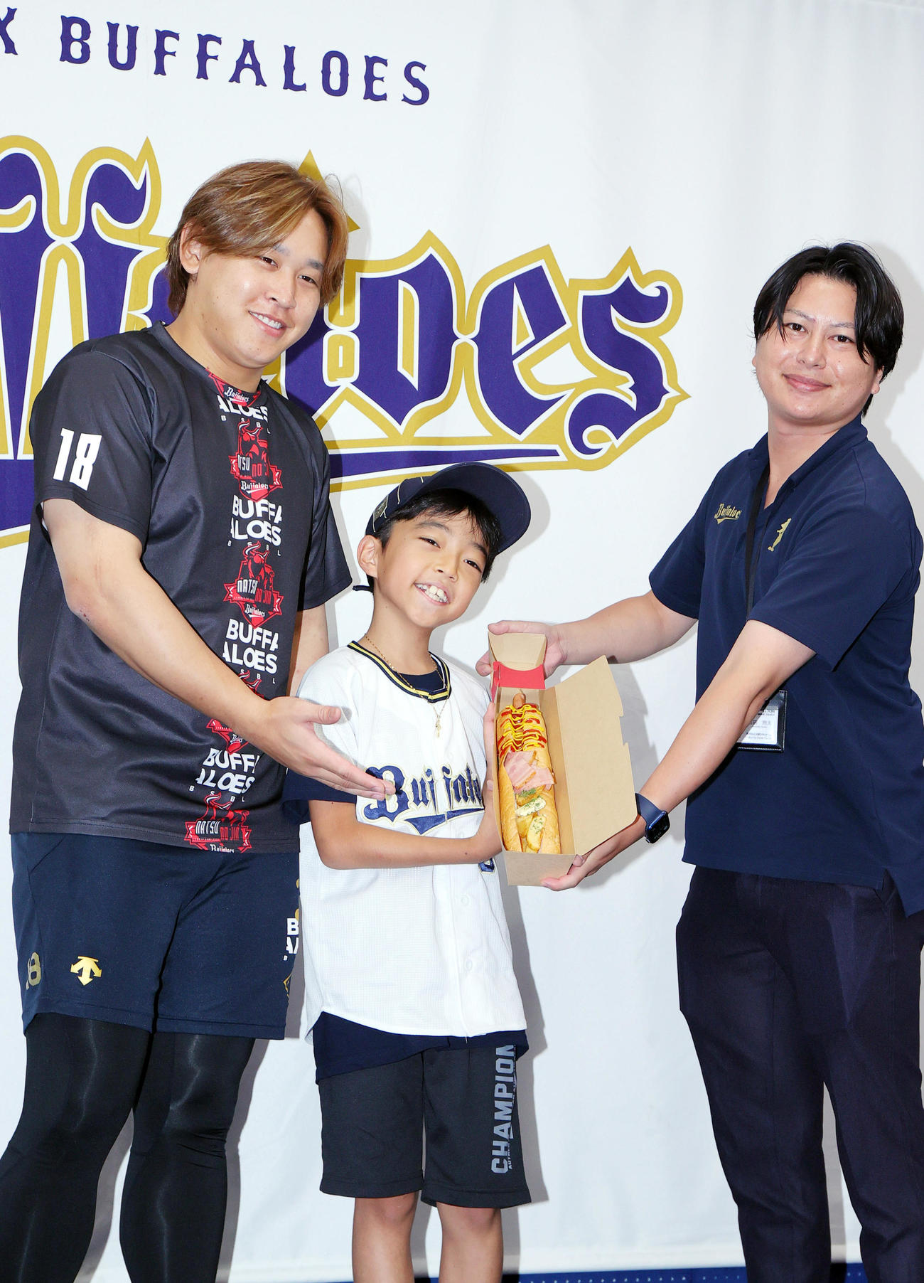 「オリっこごはん」の新メニューを考案したオリっこと記念撮影する宮城（左）（撮影・上山淳一）