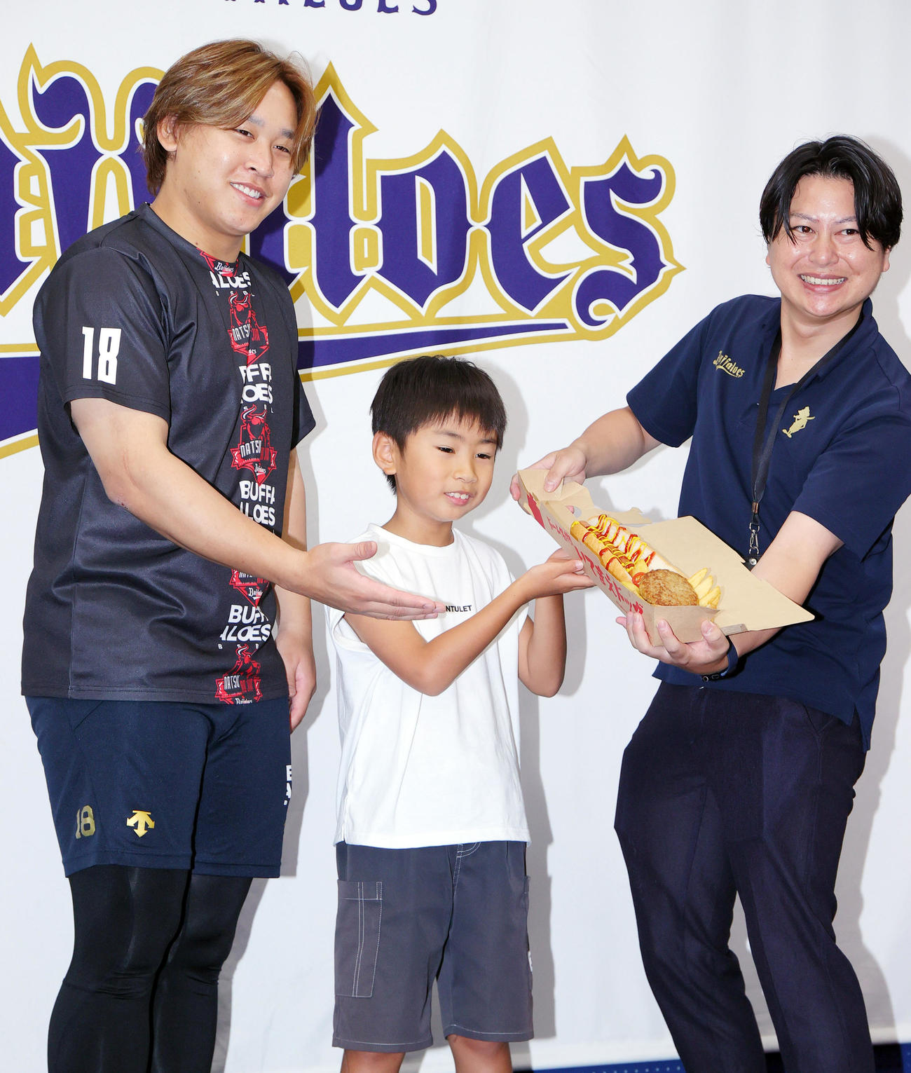 「オリっこごはん」の新メニューを考案したオリっこと記念撮影する宮城（左）（撮影・上山淳一）