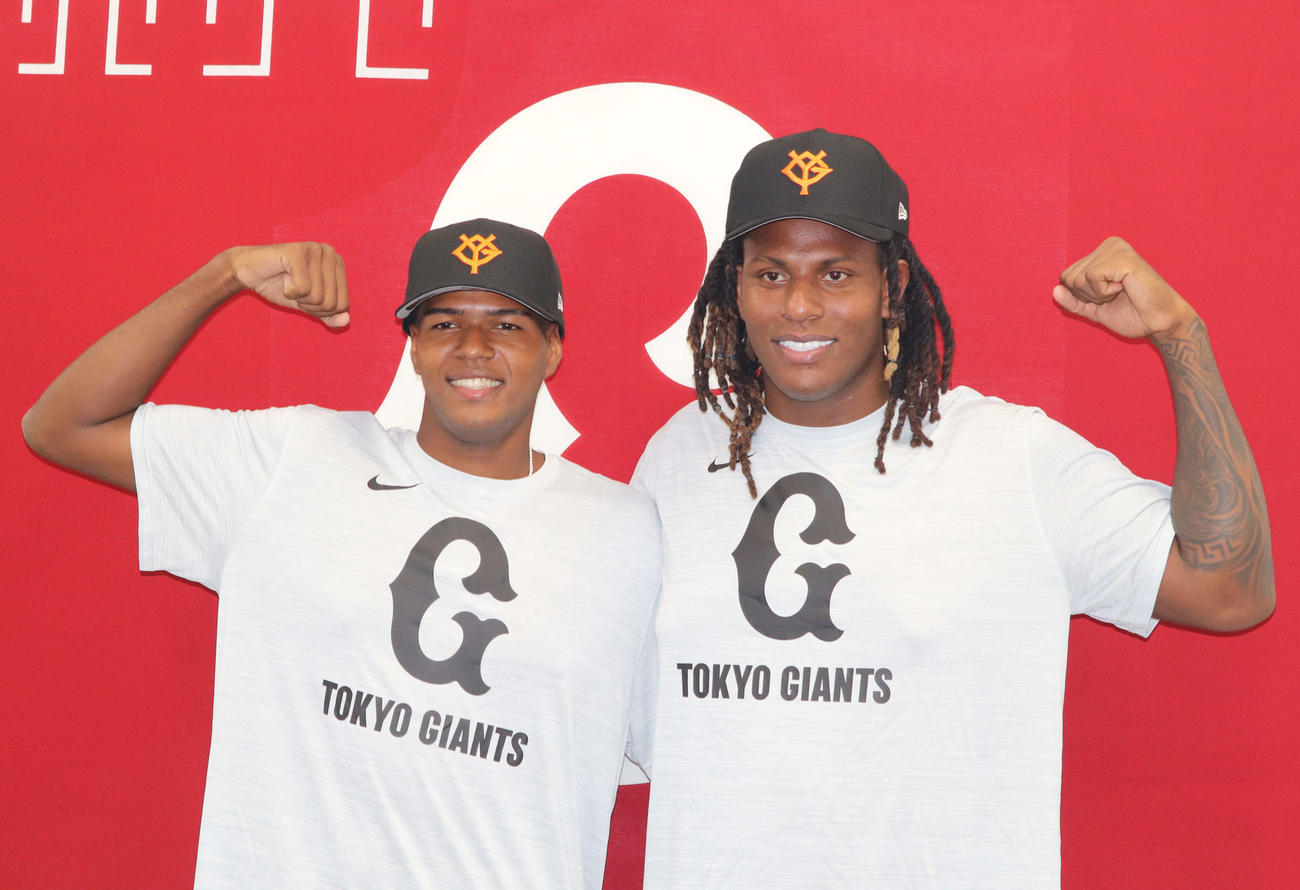 巨人の入団会見でガッツポーズする（左から）フランシス・グズマン、クリスチャン・フェリス