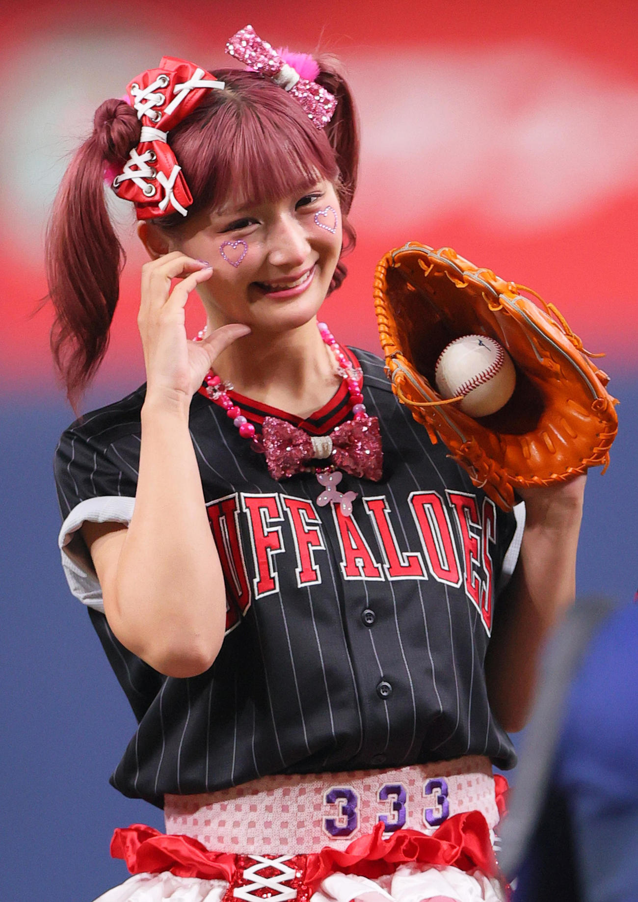 オリックス対日本ハム　特別始球式でポーズを決めるしなこ（撮影・上山淳一）