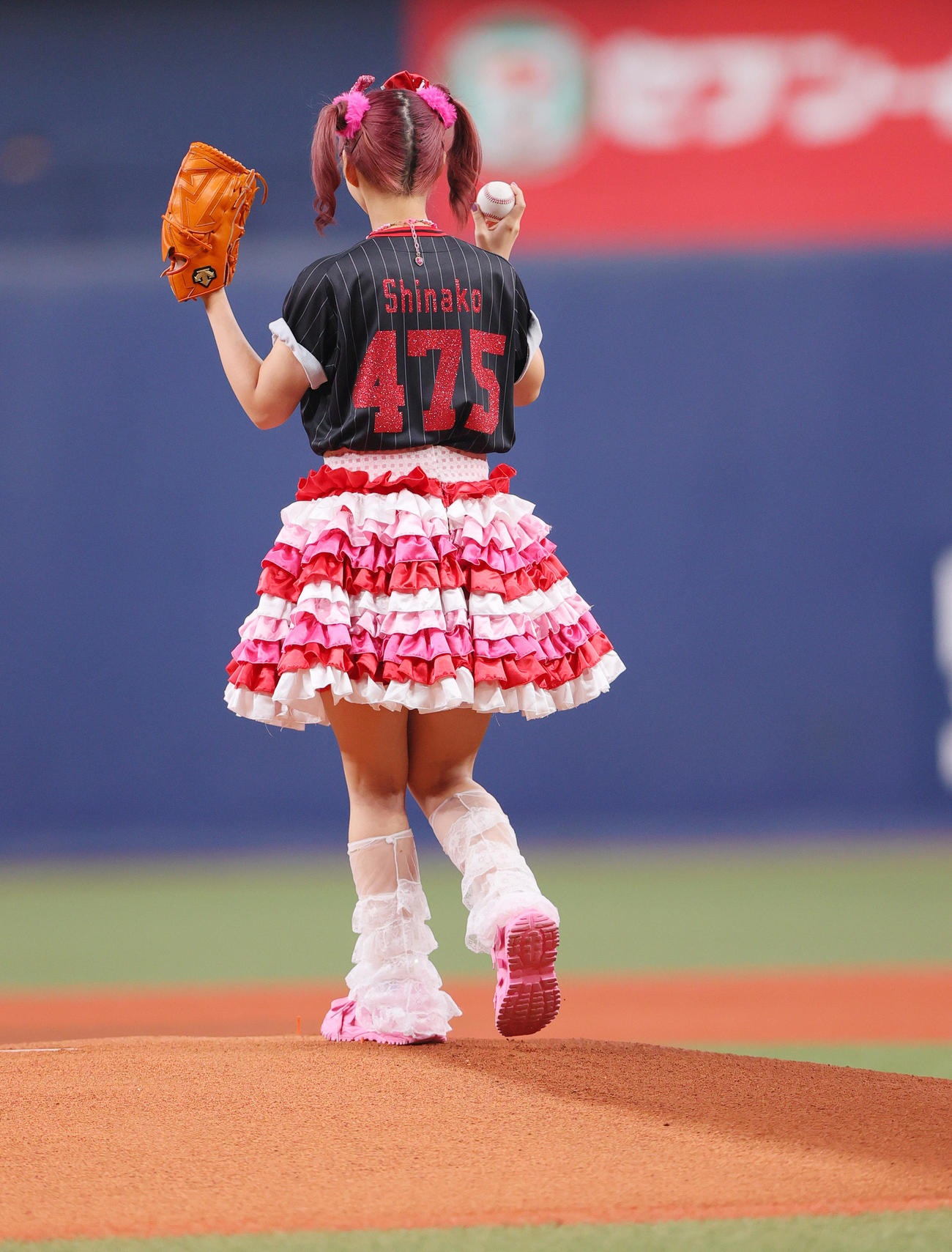 オリックス対日本ハム　特別始球式に臨むしなこ（撮影・上山淳一）