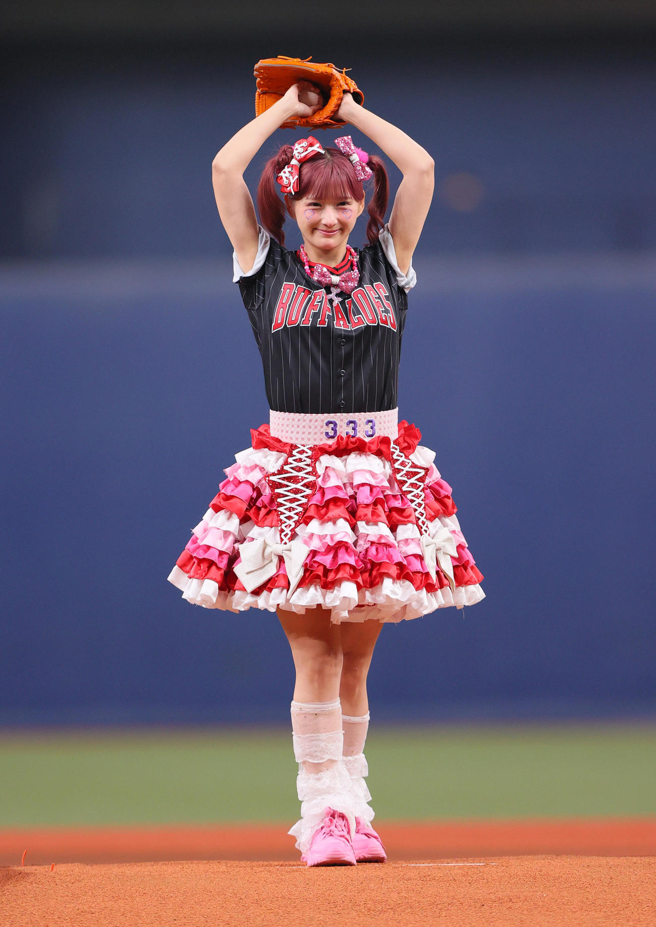 オリックス対日本ハム　特別始球式で投球するしなこ（撮影・上山淳一）