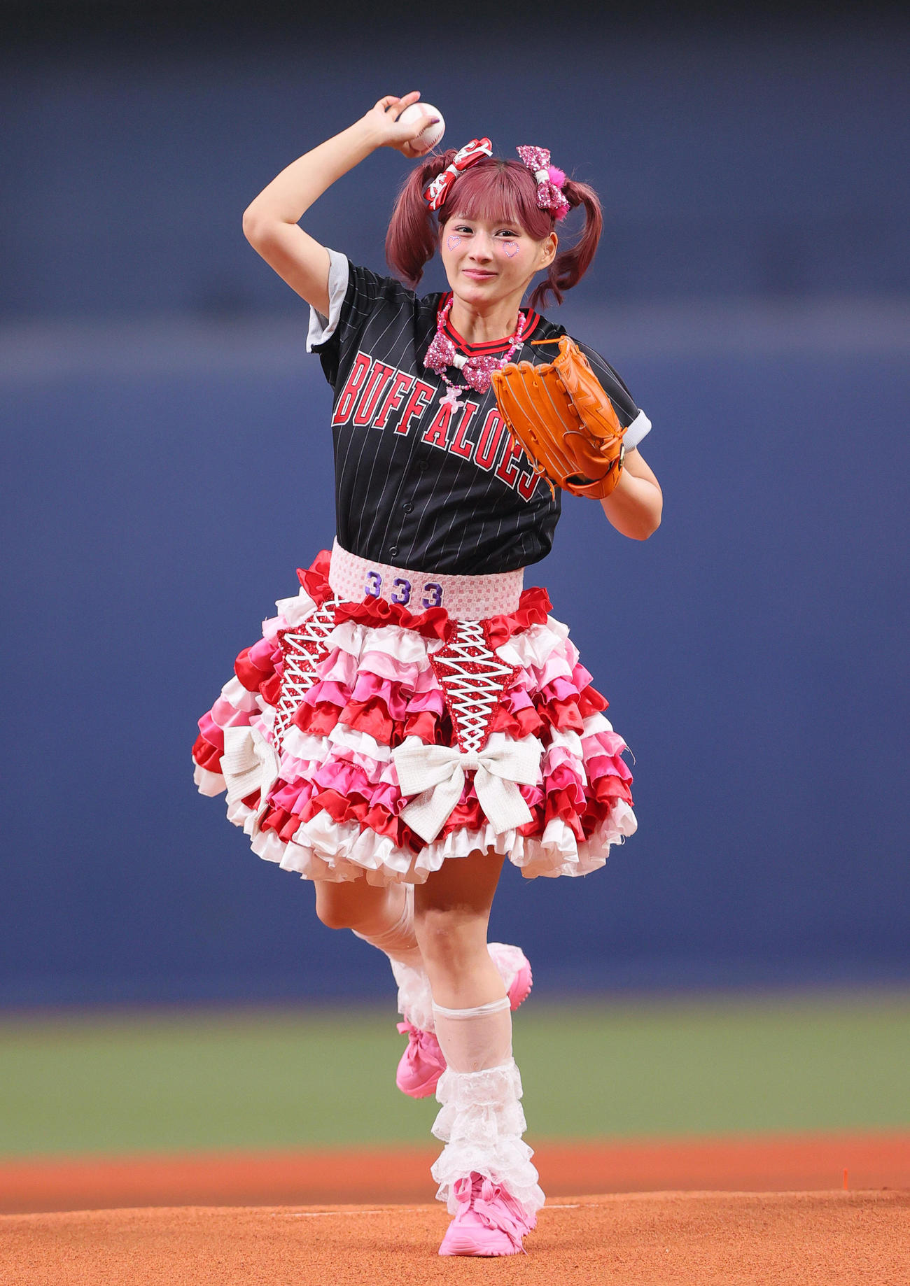 オリックス対日本ハム　特別始球式で投球するしなこ（撮影・上山淳一）