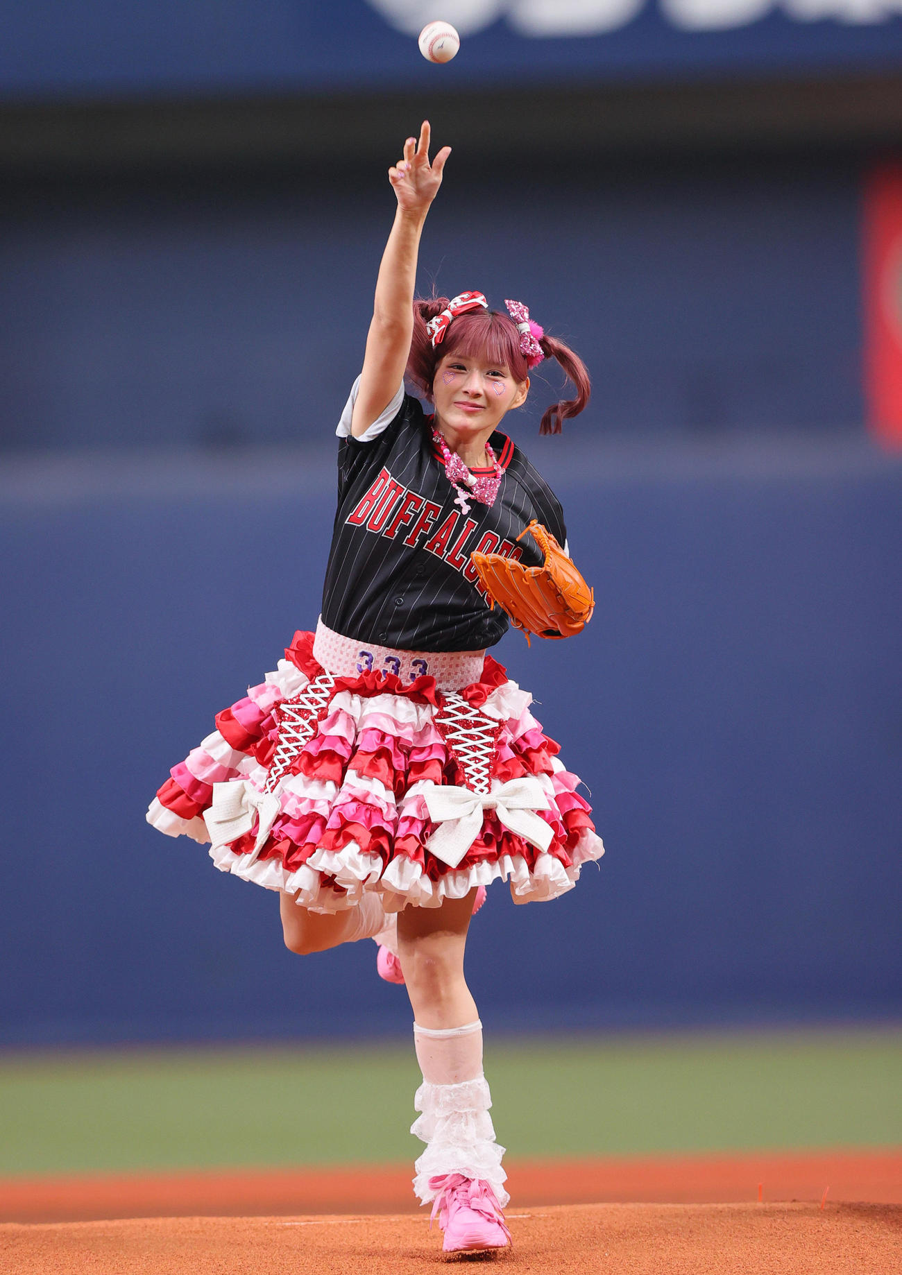 オリックス対日本ハム　特別始球式で投球するしなこ（撮影・上山淳一）