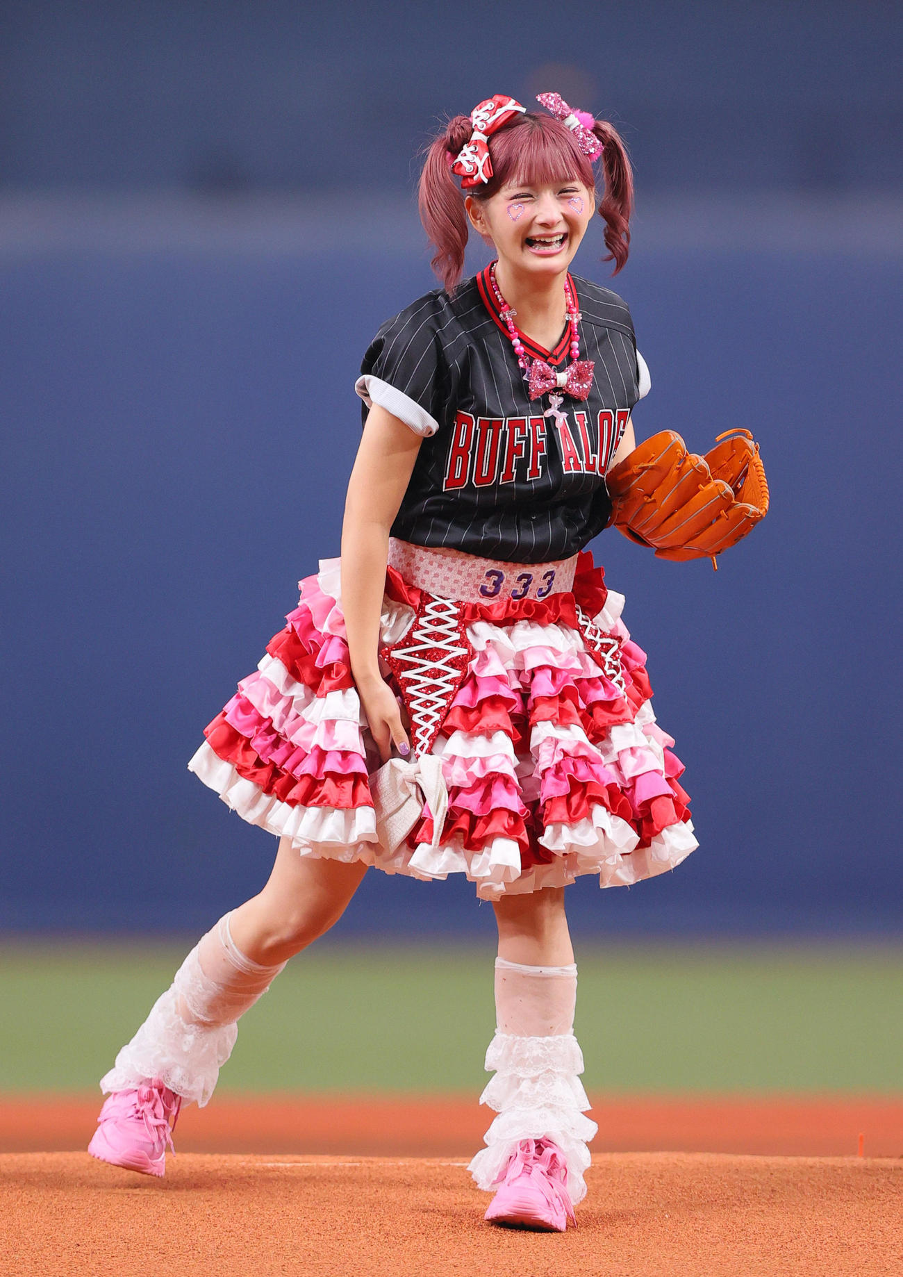 オリックス対日本ハム　特別始球式で投球するしなこ（撮影・上山淳一）